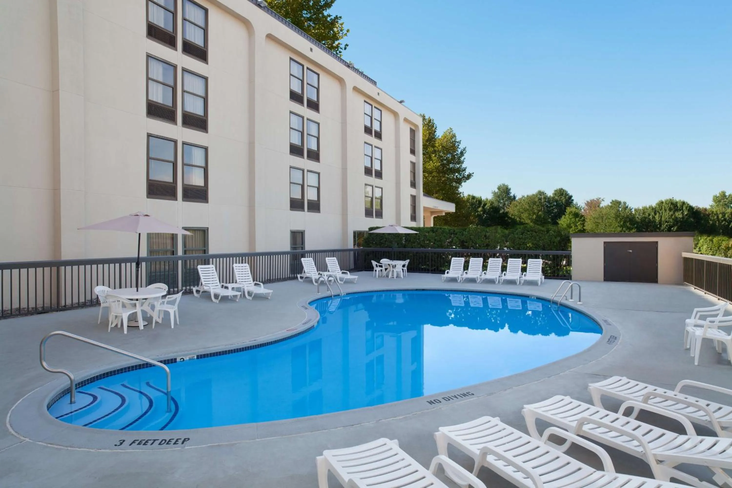 Pool view in Hampton Inn Philadelphia/Mt. Laurel