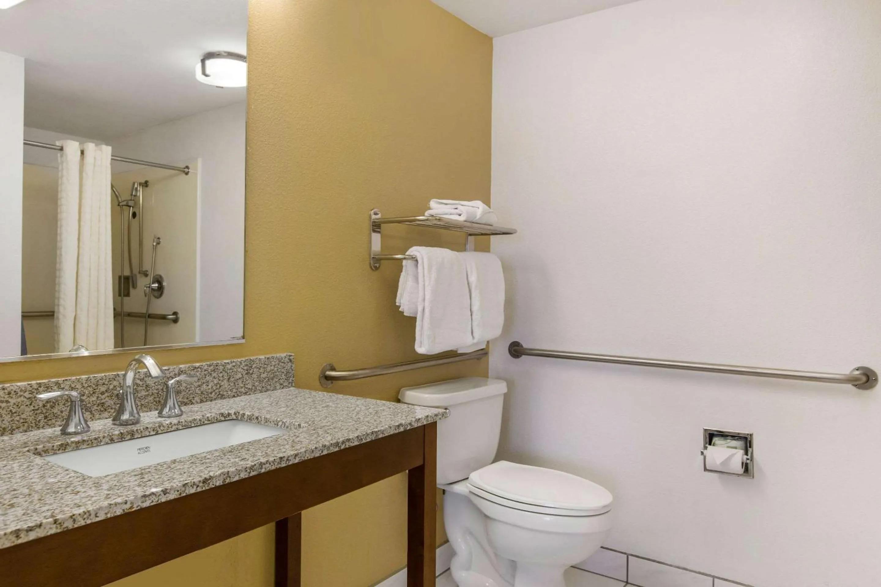 Photo of the whole room, Bathroom in Quality Inn Palm Springs Downtown