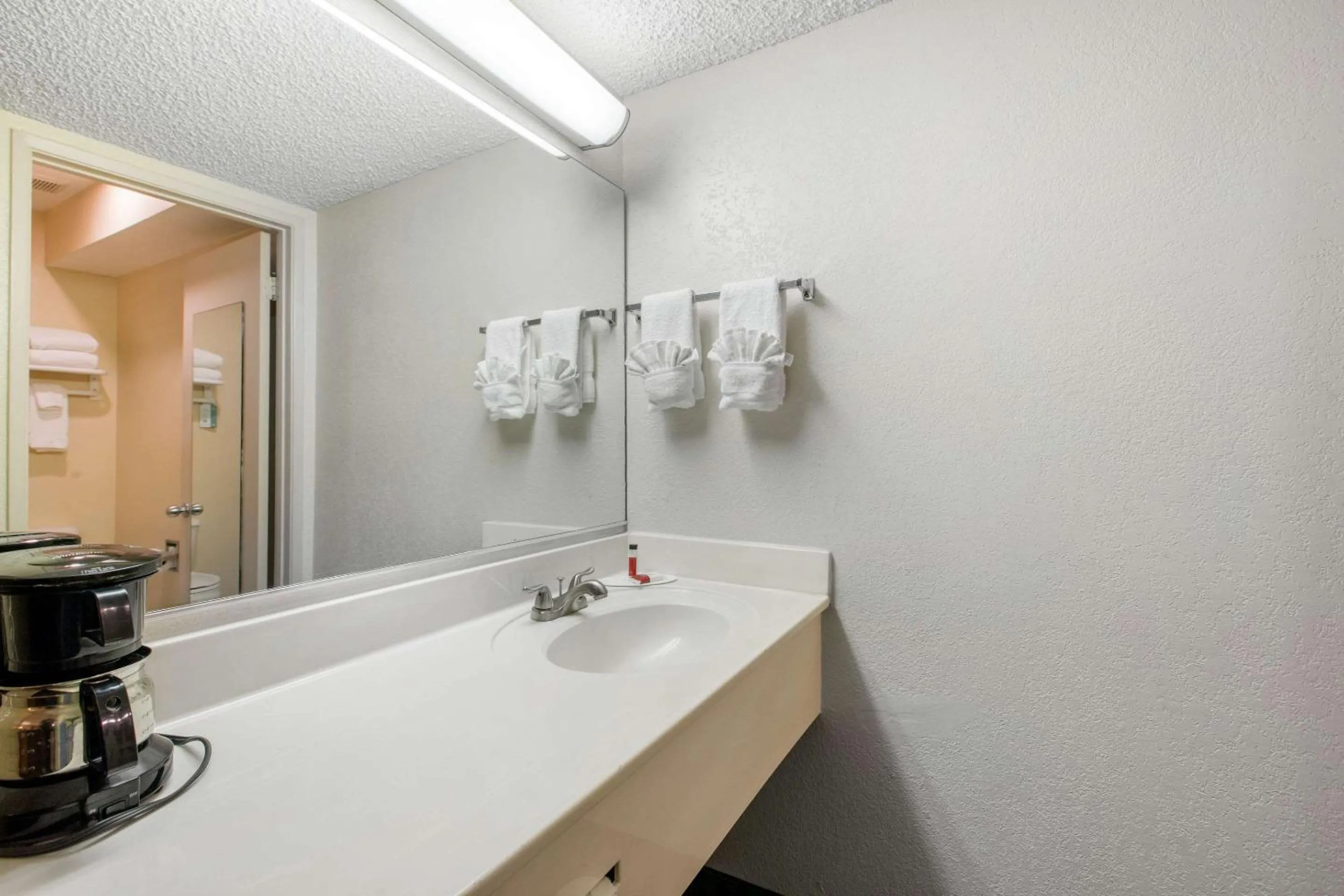 Photo of the whole room, Bathroom in Quality Inn Palm Springs Downtown