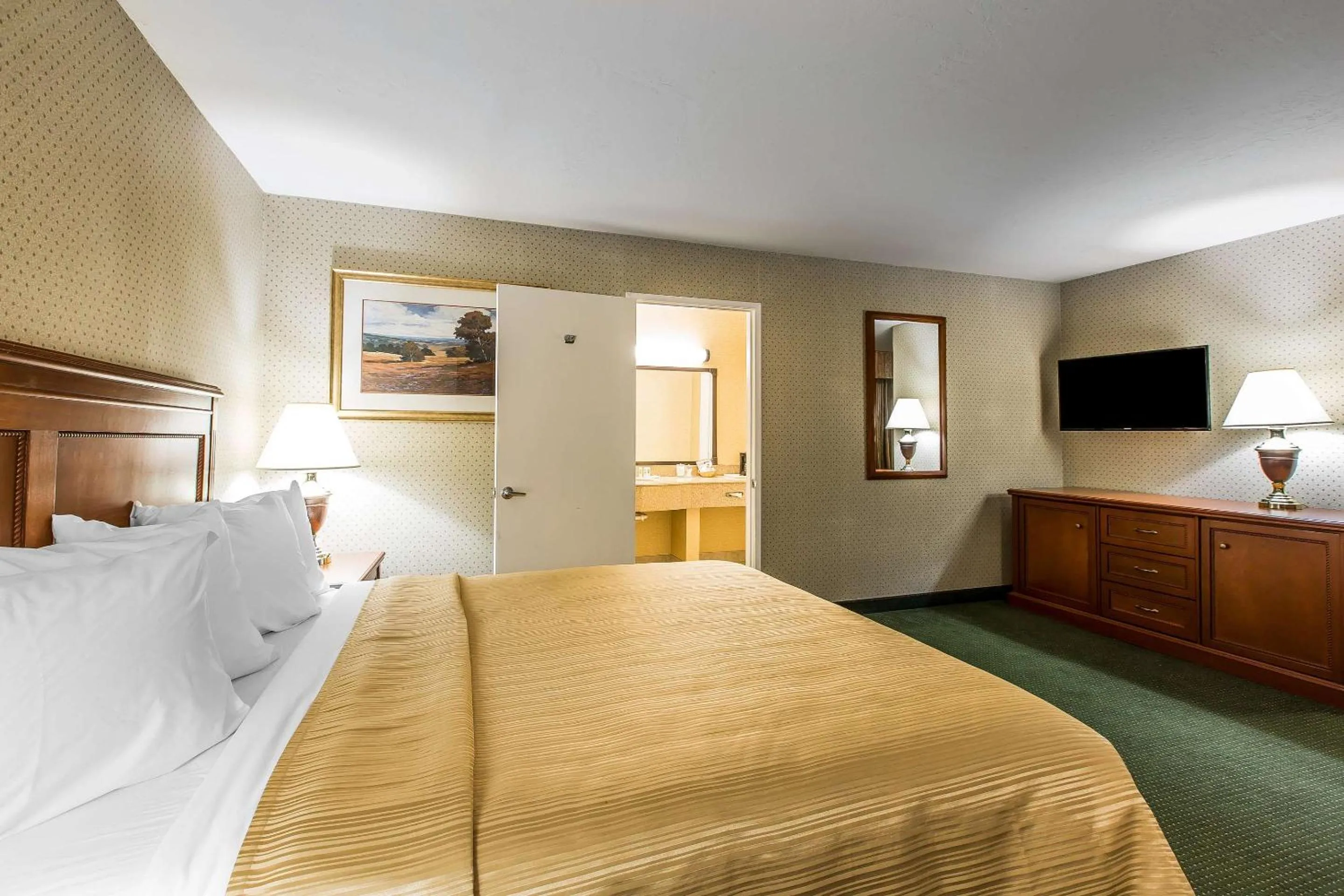 Bedroom, Bed in Quality Inn Near China Lake Naval Station
