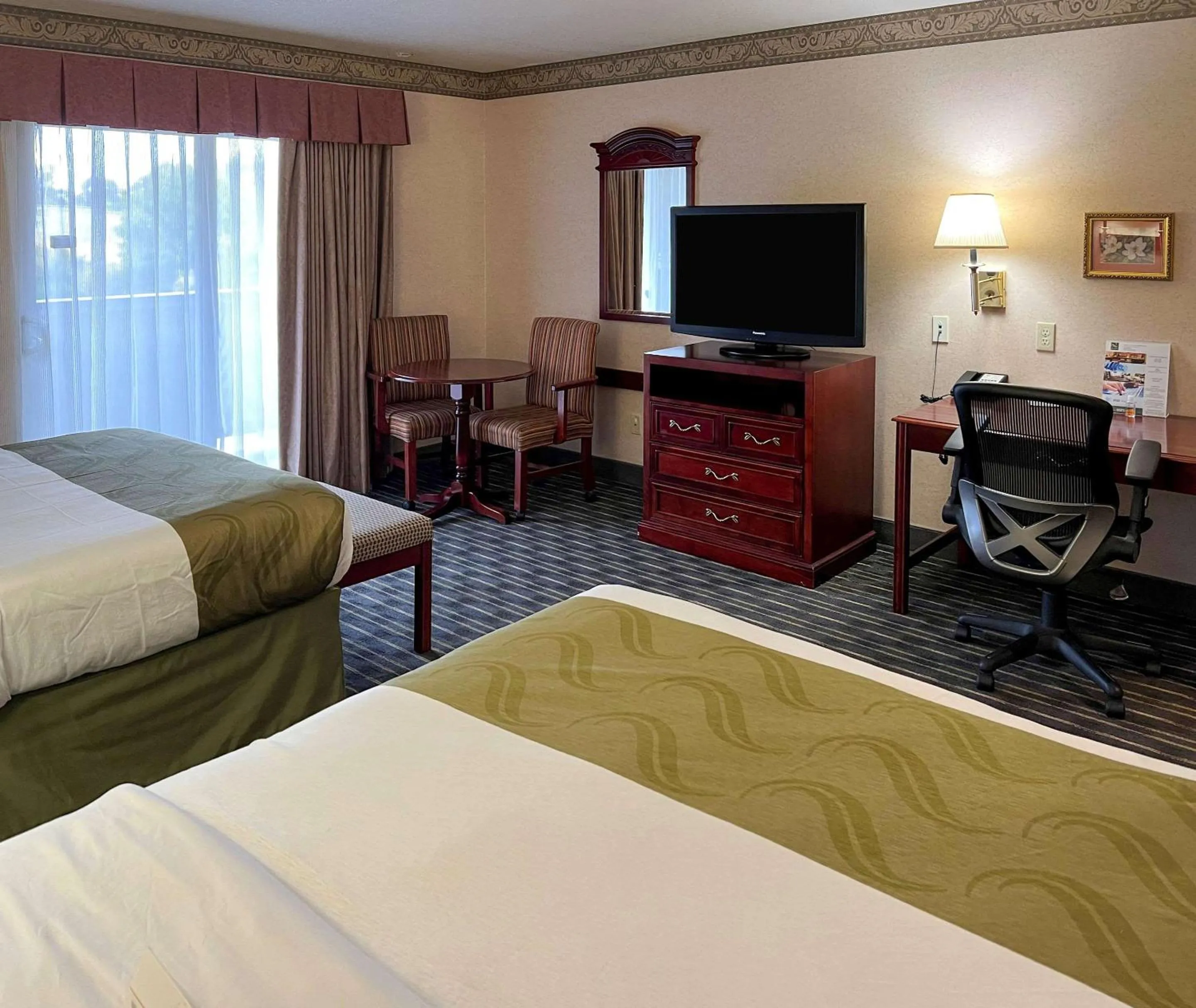 Queen Room with Two Queen Beds - Non-Smoking in Quality Inn Santa Clara Convention Center