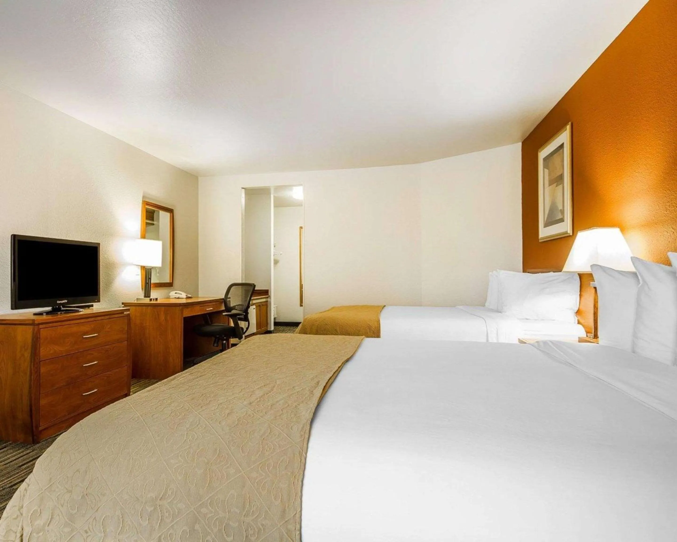 Photo of the whole room, Bed in Quality Inn Petaluma - Sonoma