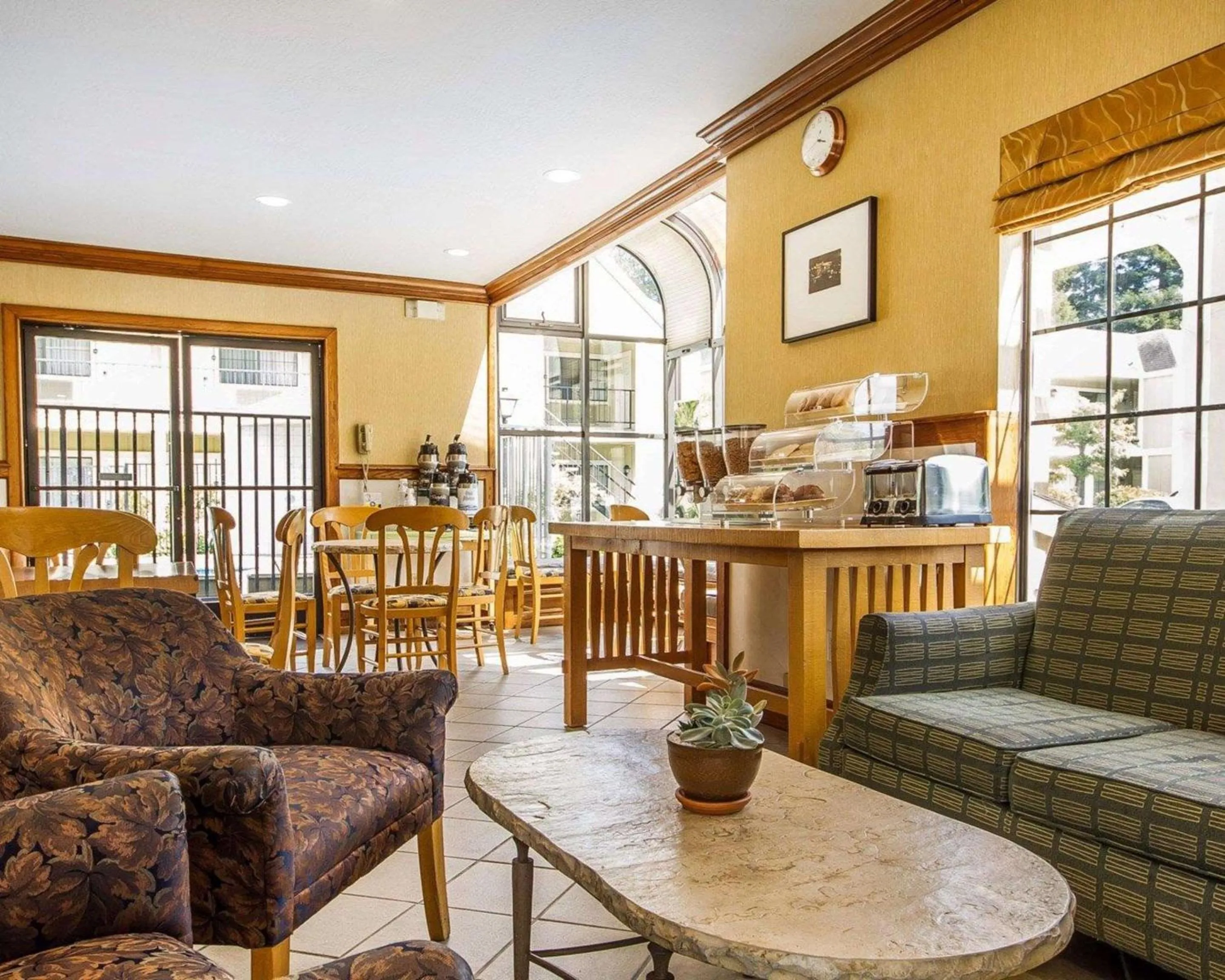 Communal lounge/ TV room in Quality Inn Petaluma - Sonoma