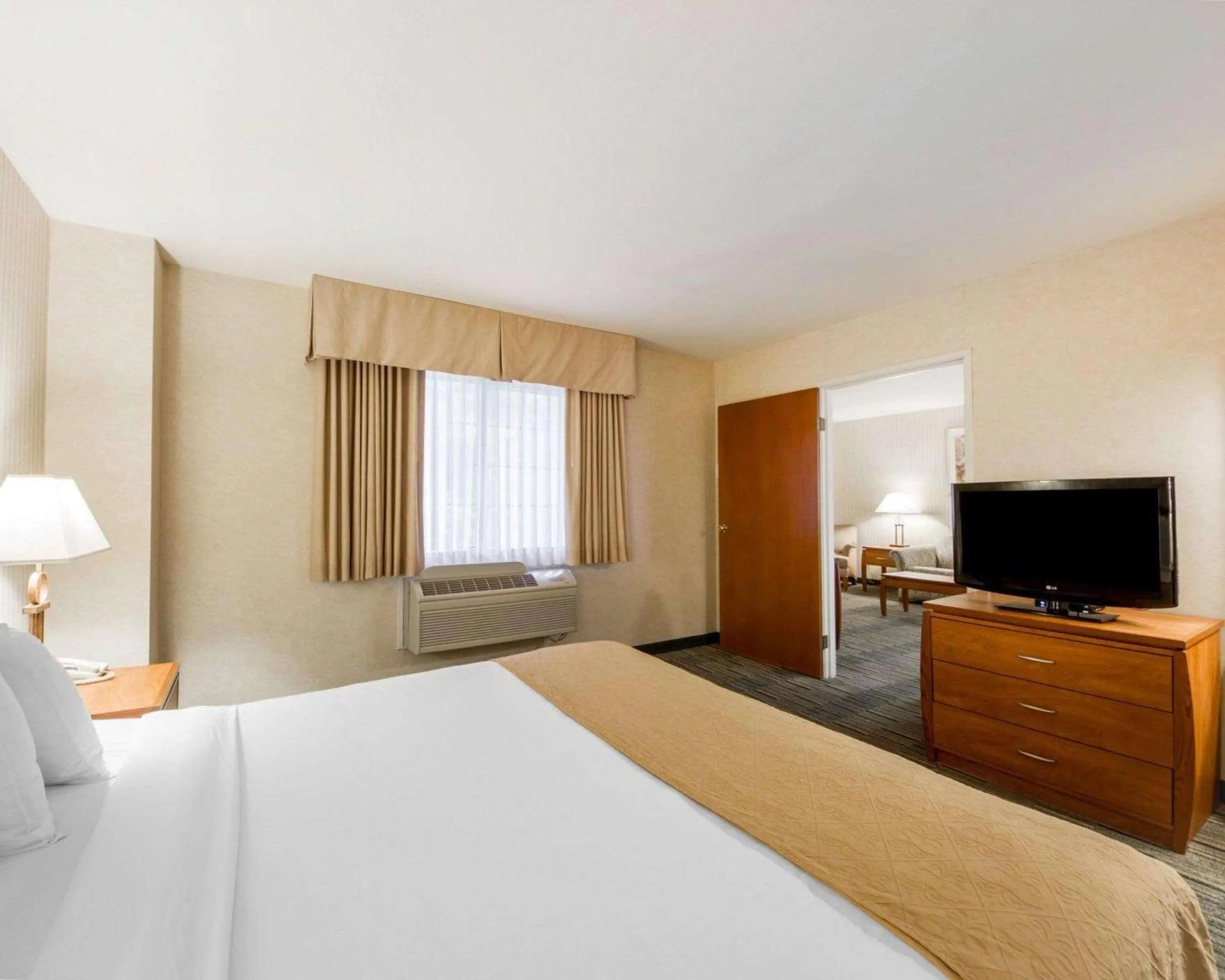 Photo of the whole room, Bed in Quality Inn Petaluma - Sonoma