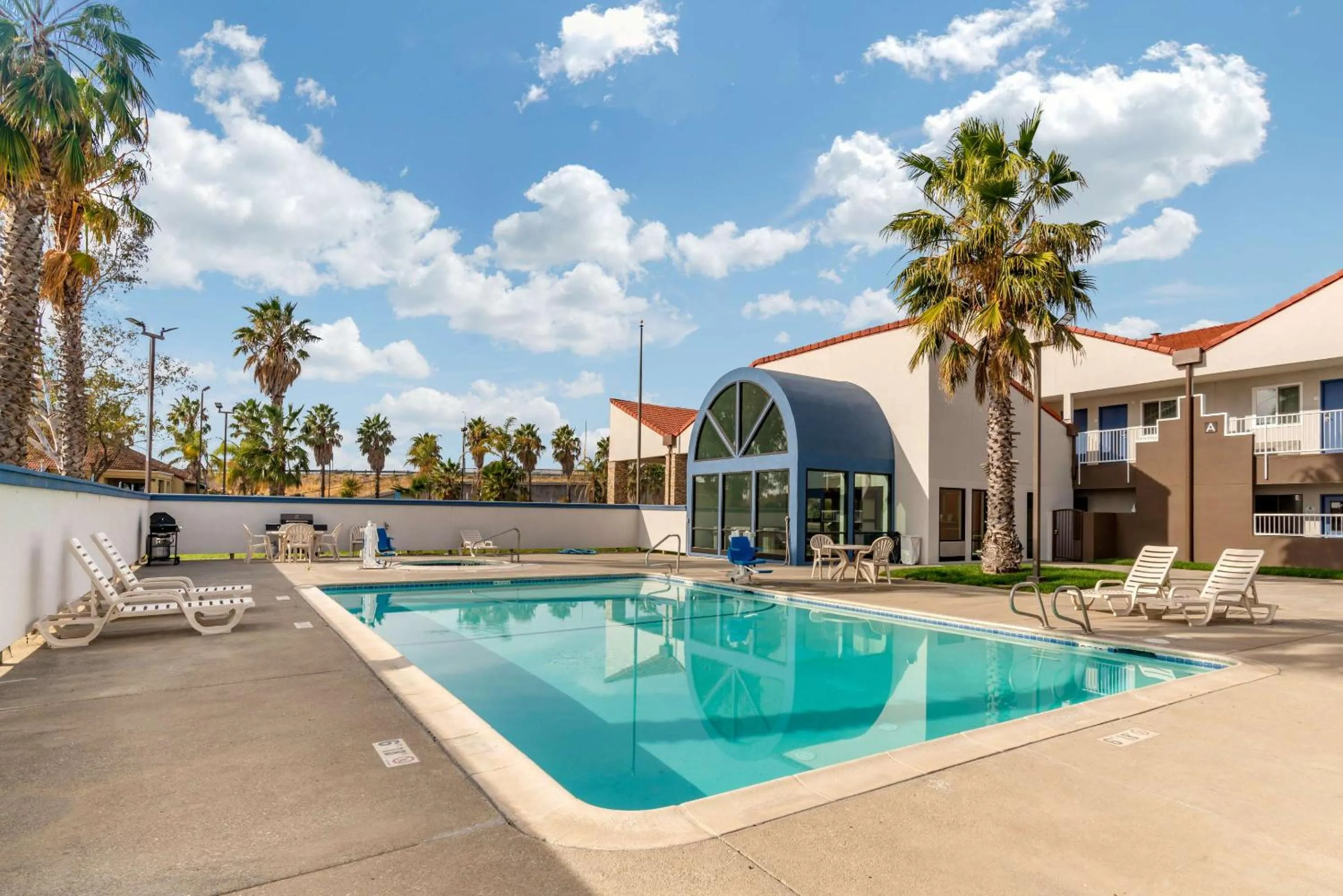 Swimming pool in Quality Inn & Suites Vacaville
