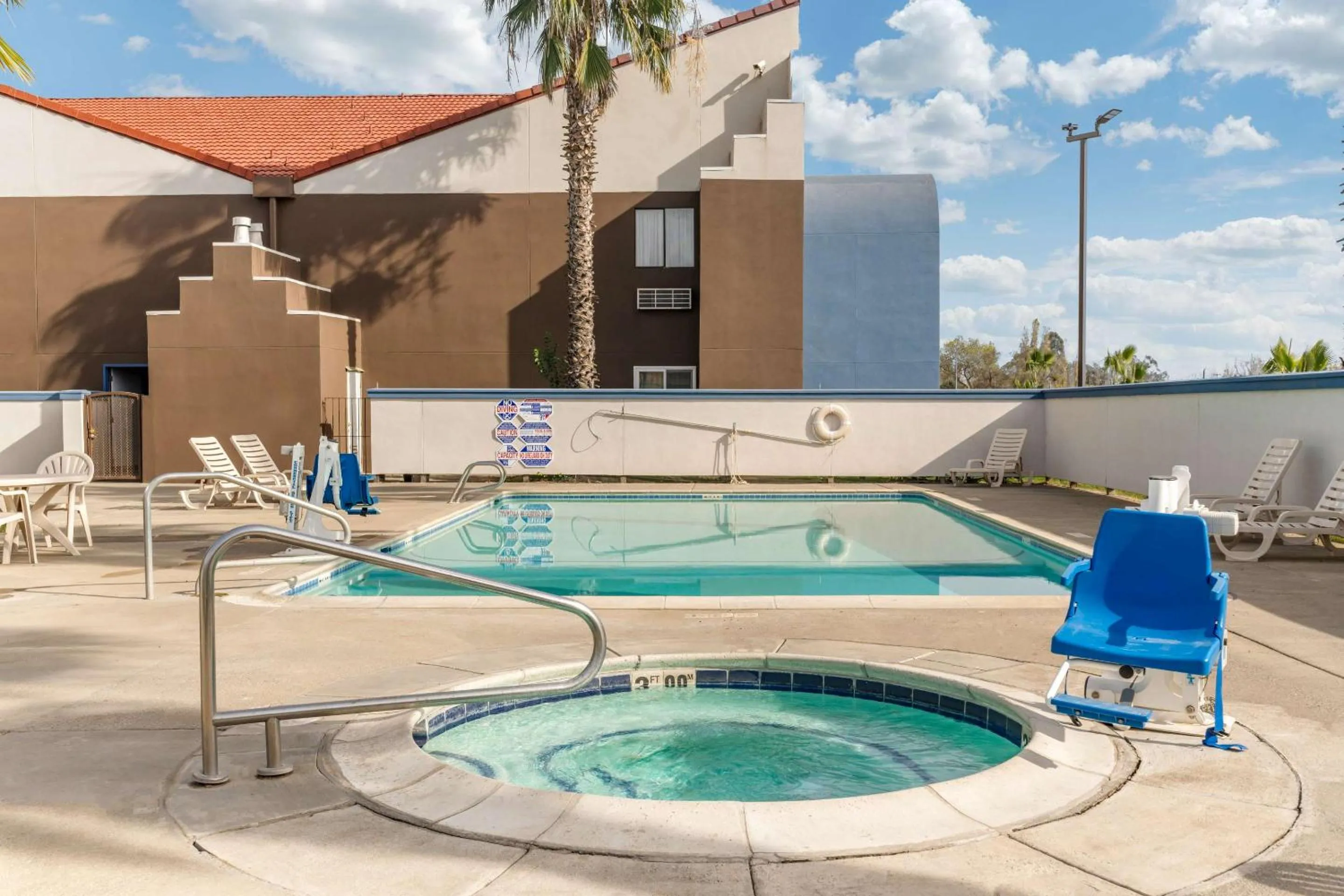 Swimming pool in Quality Inn & Suites Vacaville