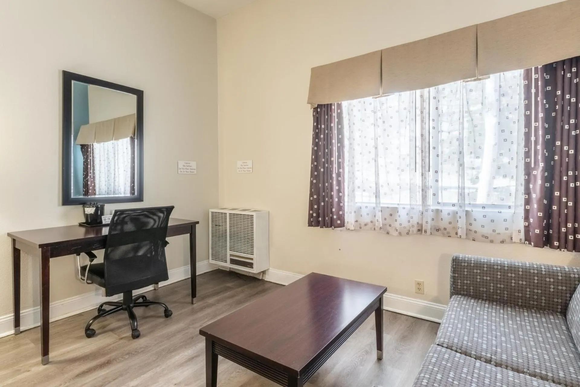Living room in Quality Inn near Mammoth Mountain Ski Resort