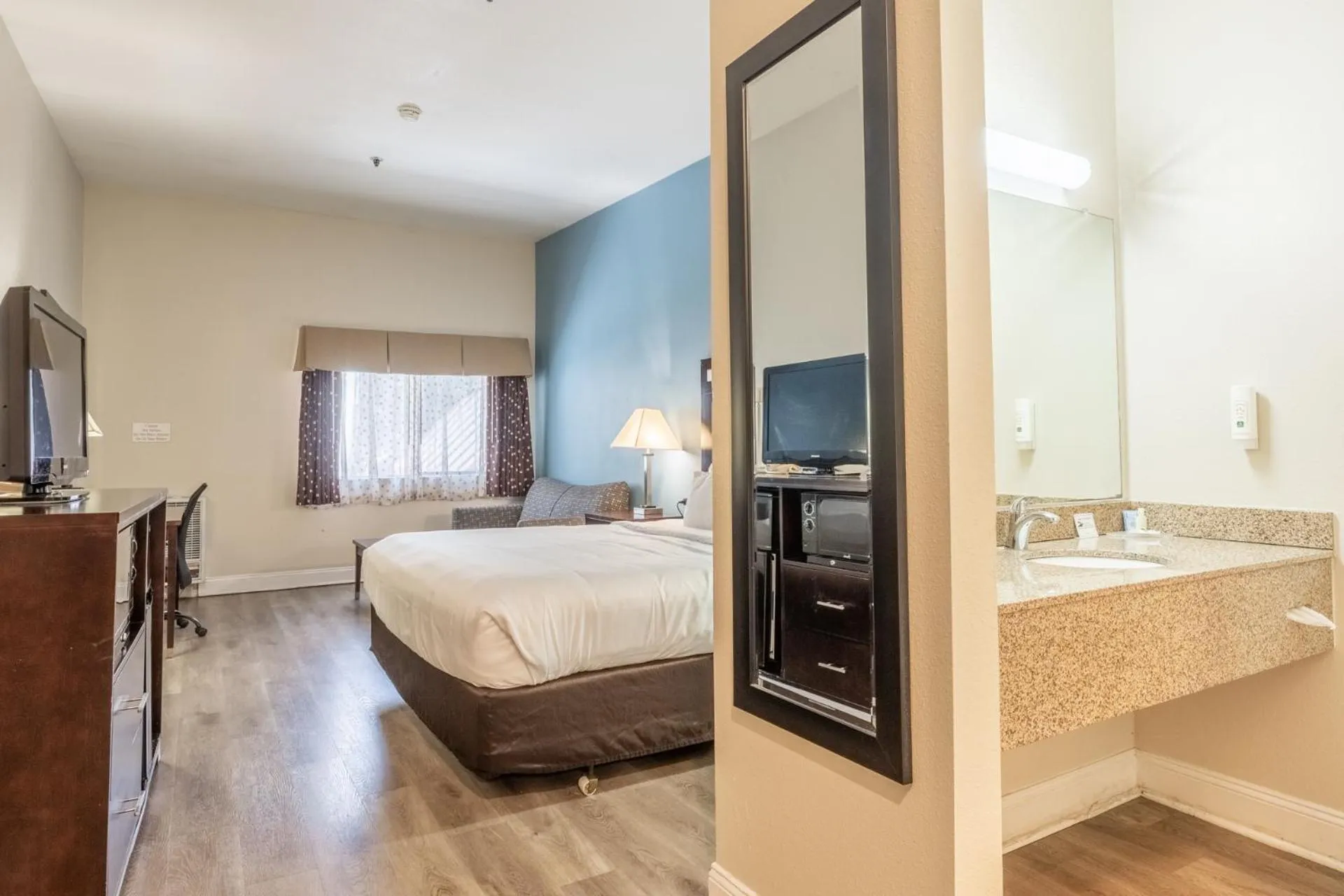 Bed in Quality Inn near Mammoth Mountain Ski Resort