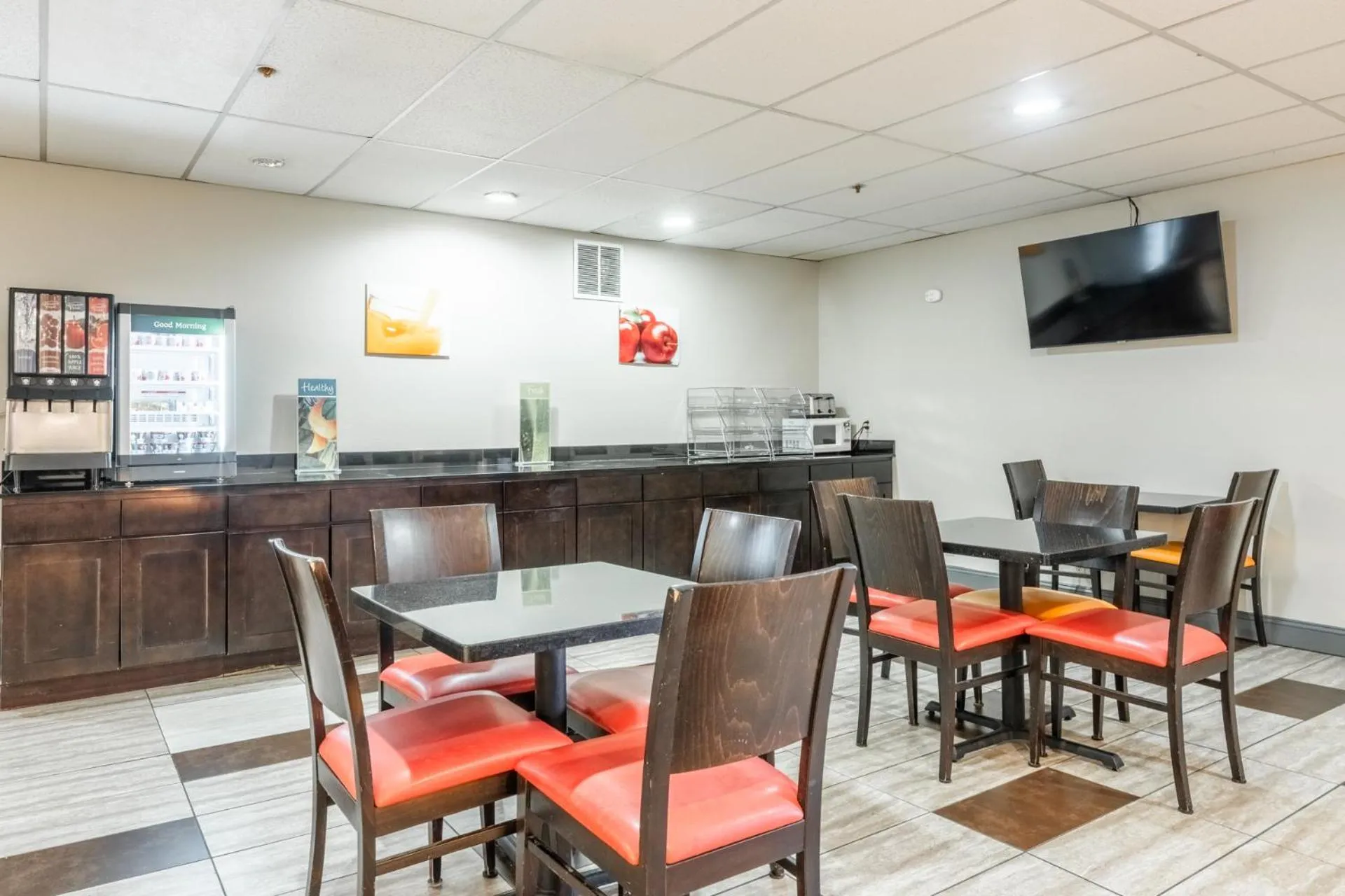 Communal lounge/ TV room in Quality Inn near Mammoth Mountain Ski Resort