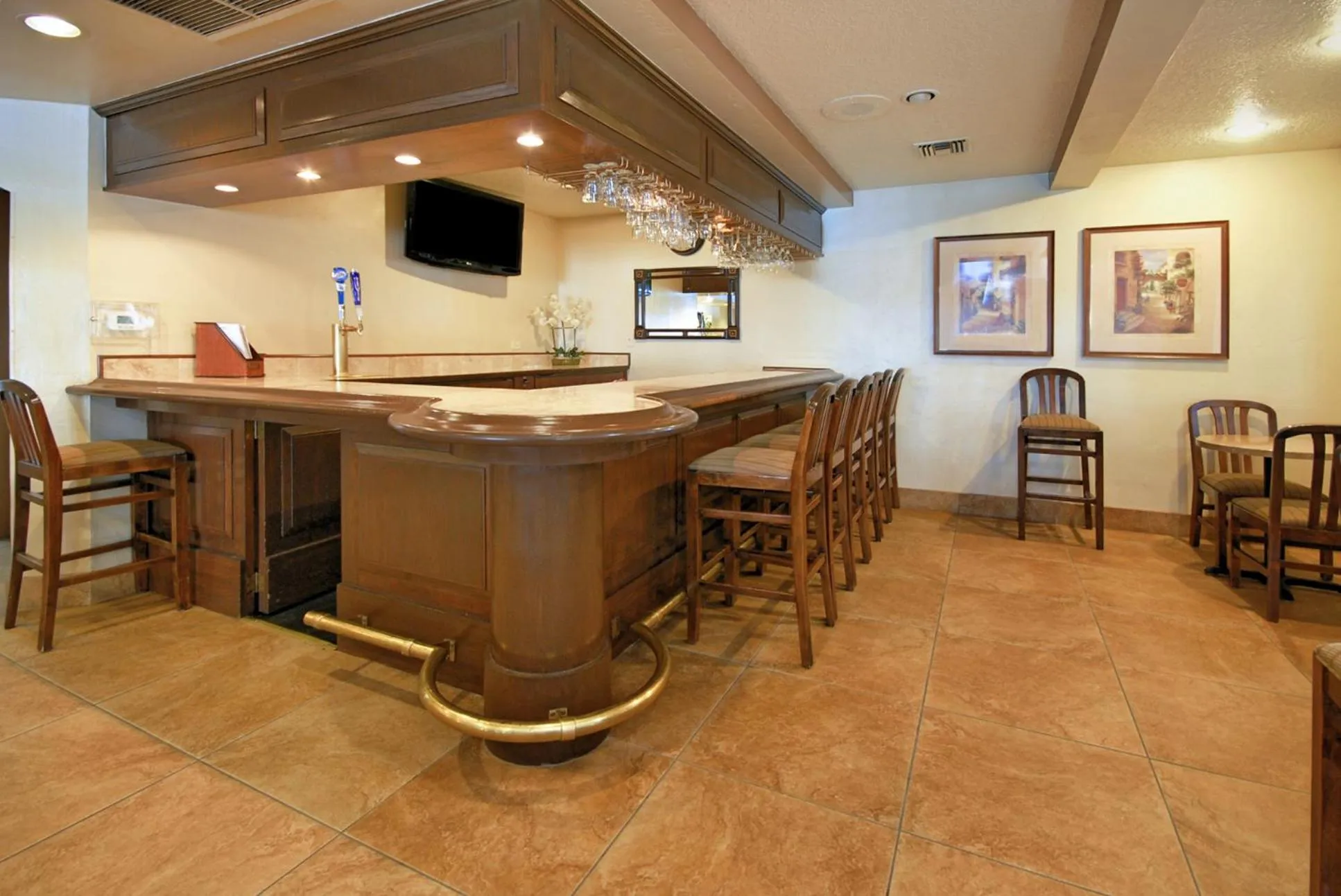 Lounge or bar in Best Western San Dimas Hotel & Suites