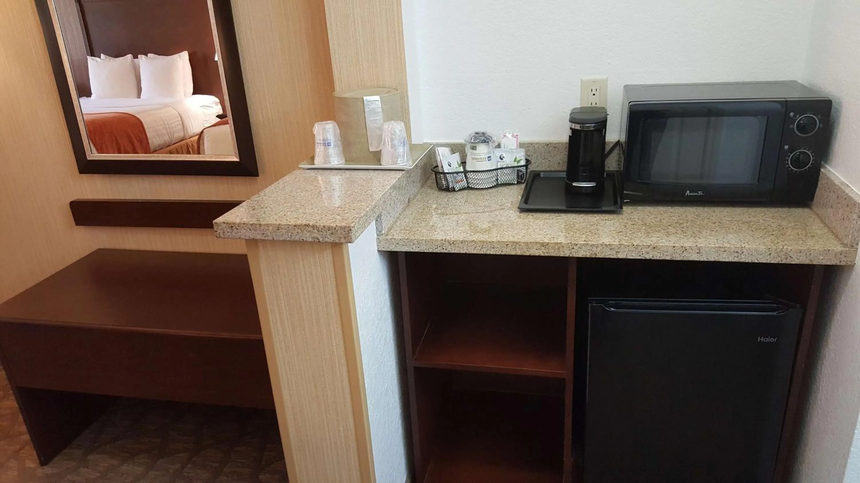 Coffee/tea facilities in Best Western San Dimas Hotel & Suites