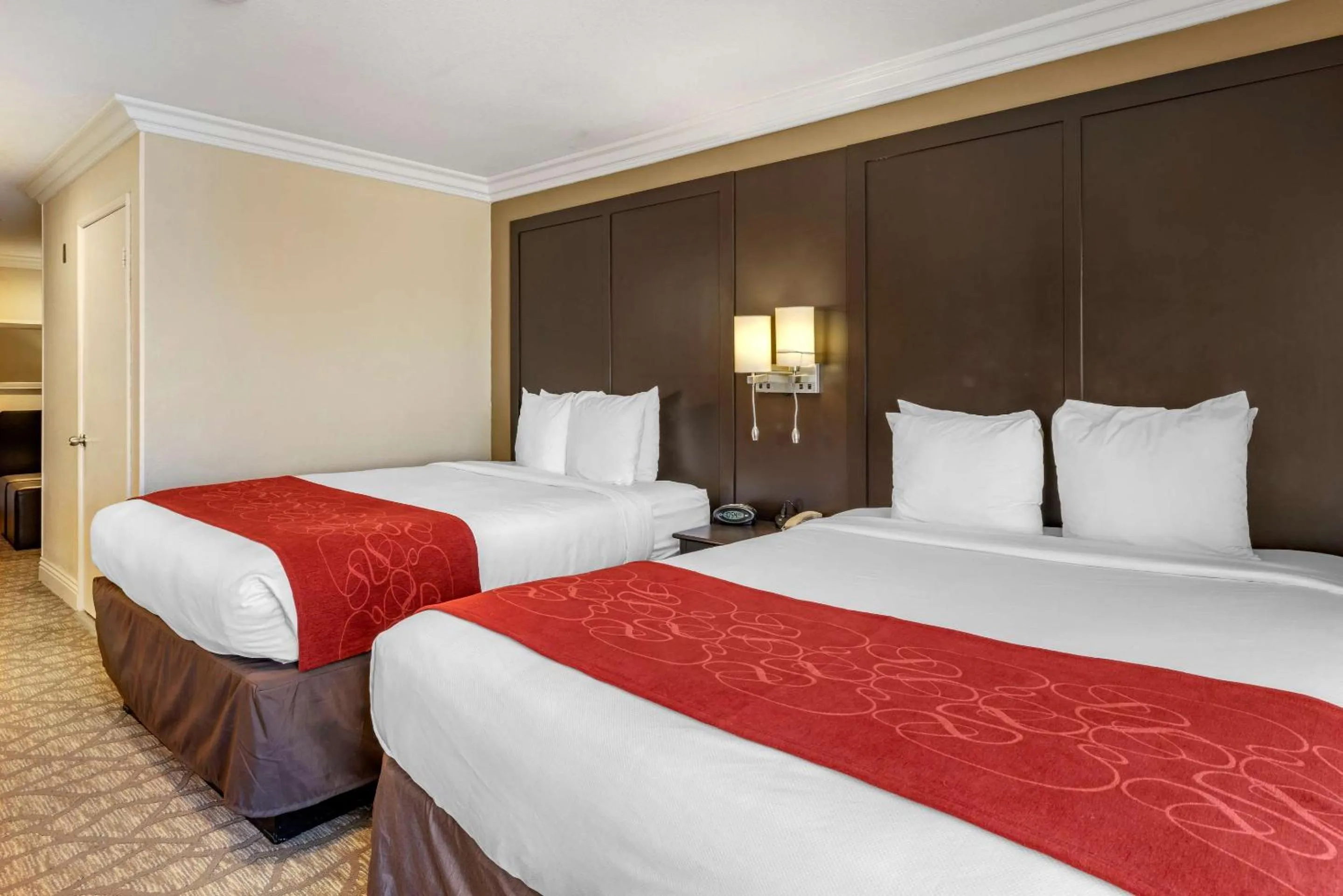 Bedroom, Bed in Comfort Suites San Clemente Beach