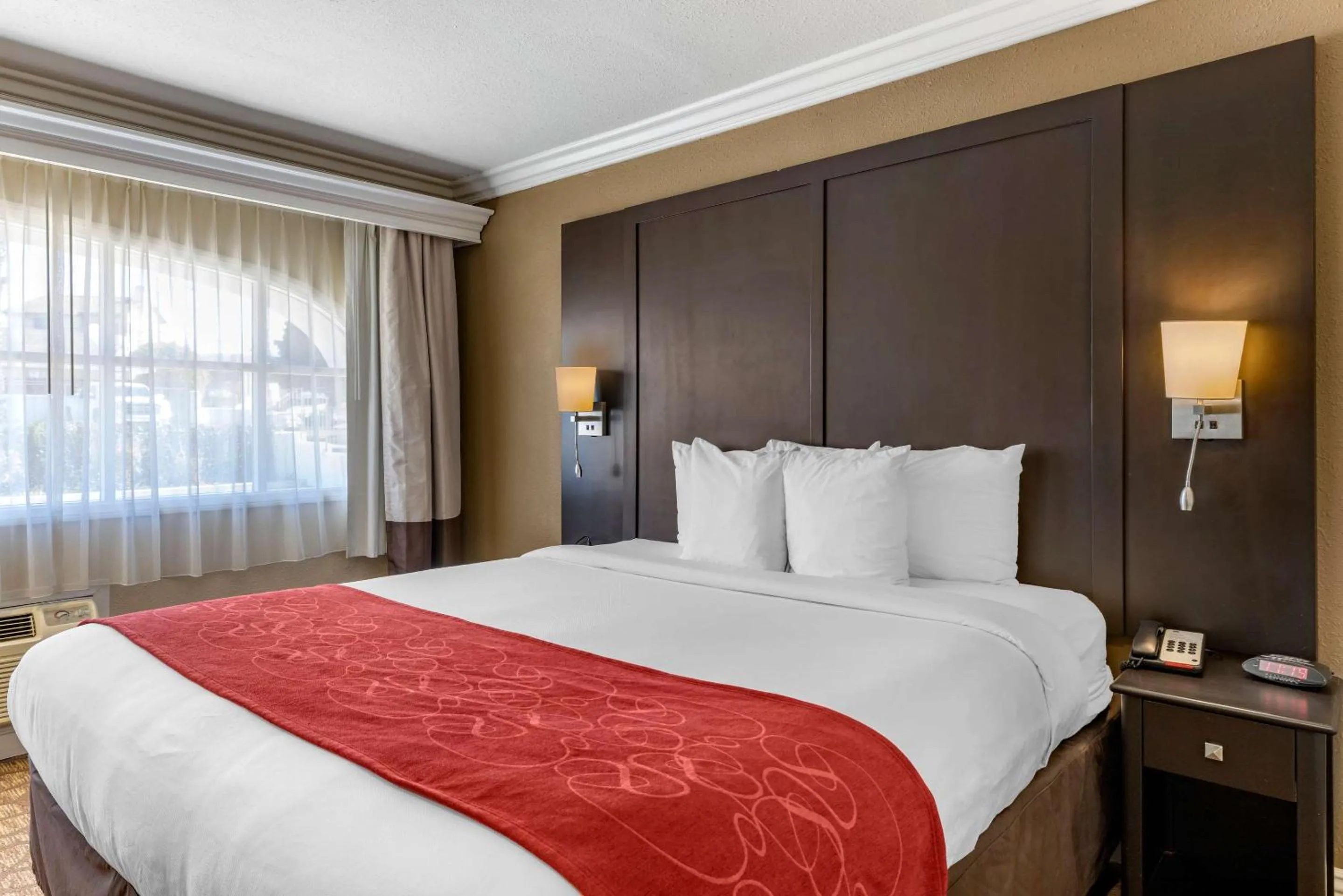 Bedroom, Bed in Comfort Suites San Clemente Beach