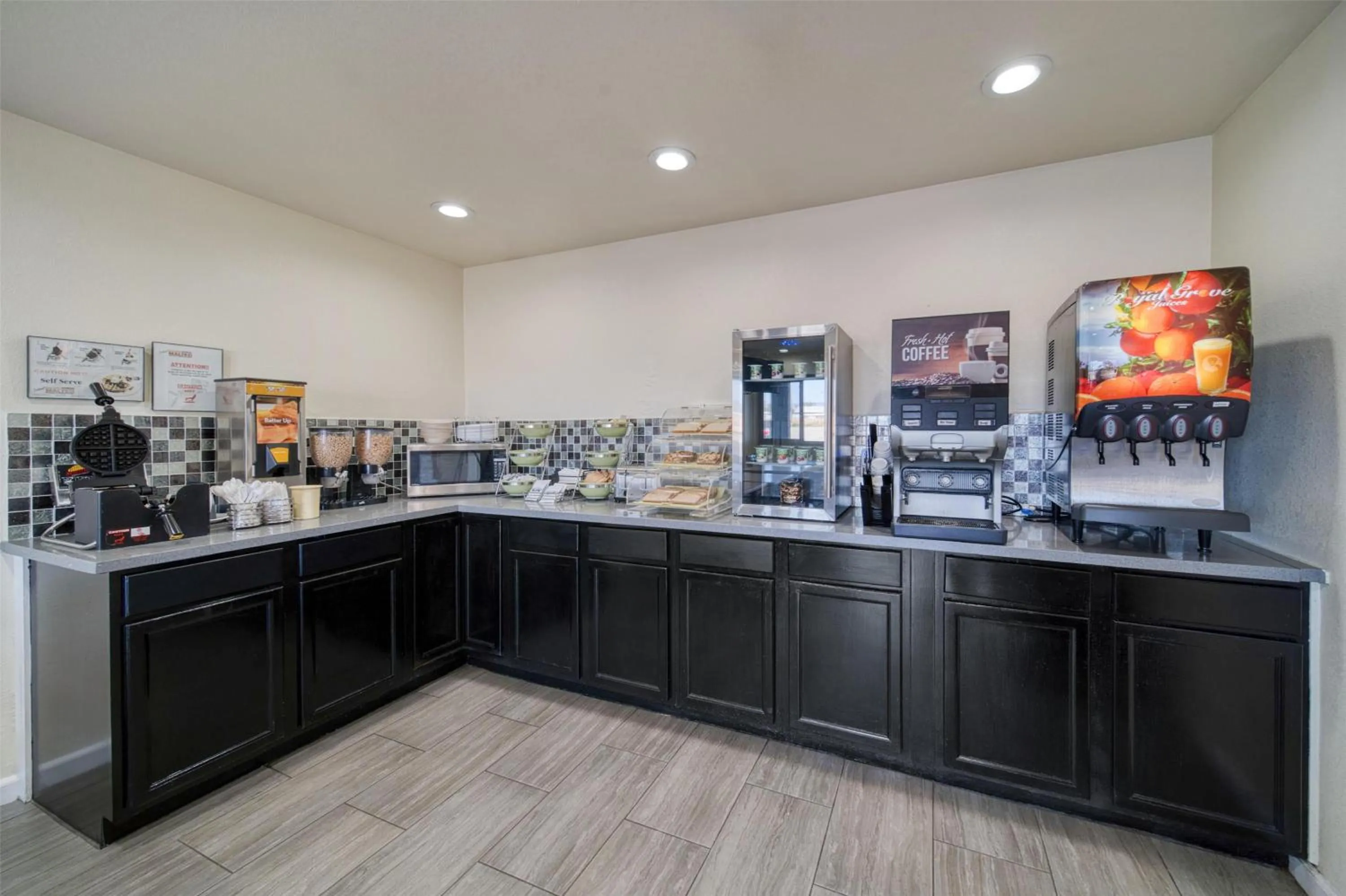 Restaurant/places to eat in SureStay Hotel by Best Western Williams