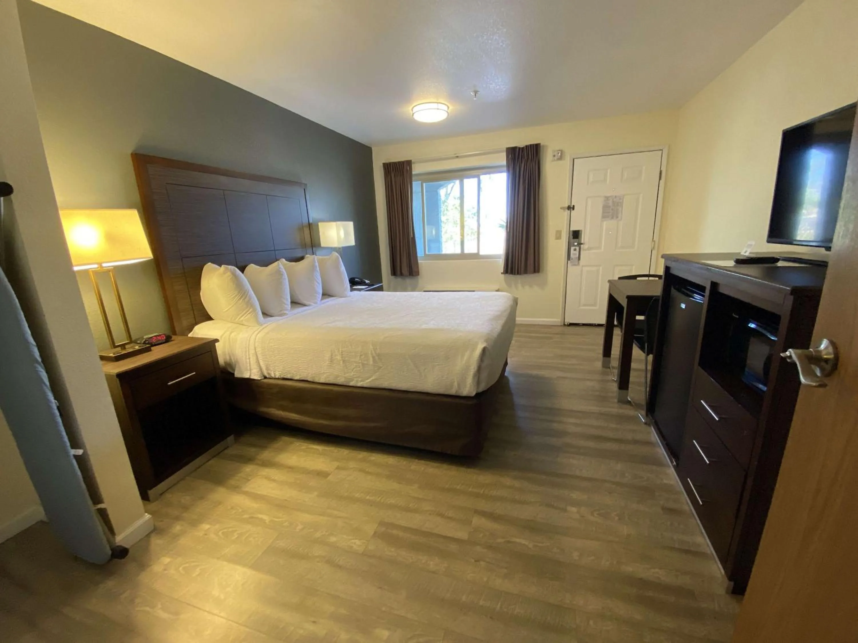 Photo of the whole room, Bed in SureStay Hotel by Best Western Williams