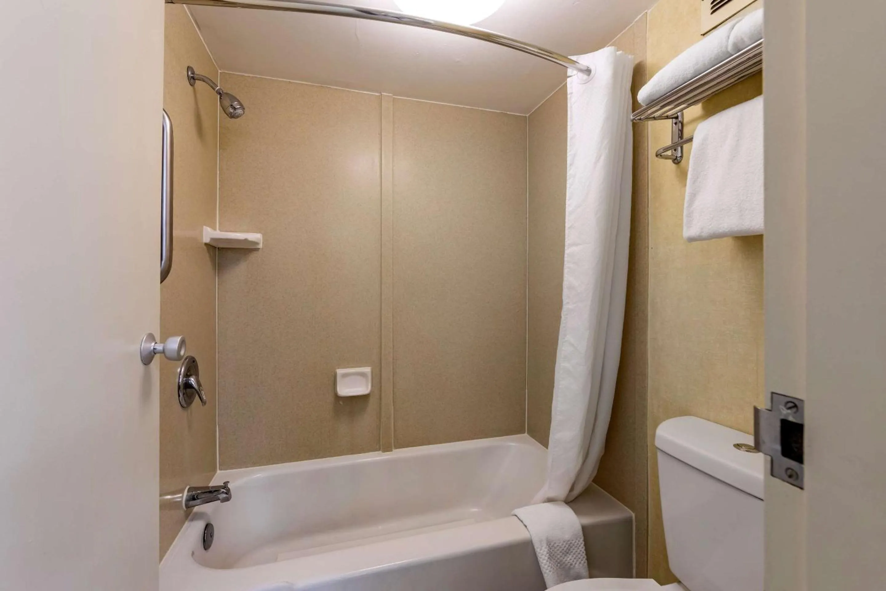 Bedroom in Quality Inn On Historic Route 66