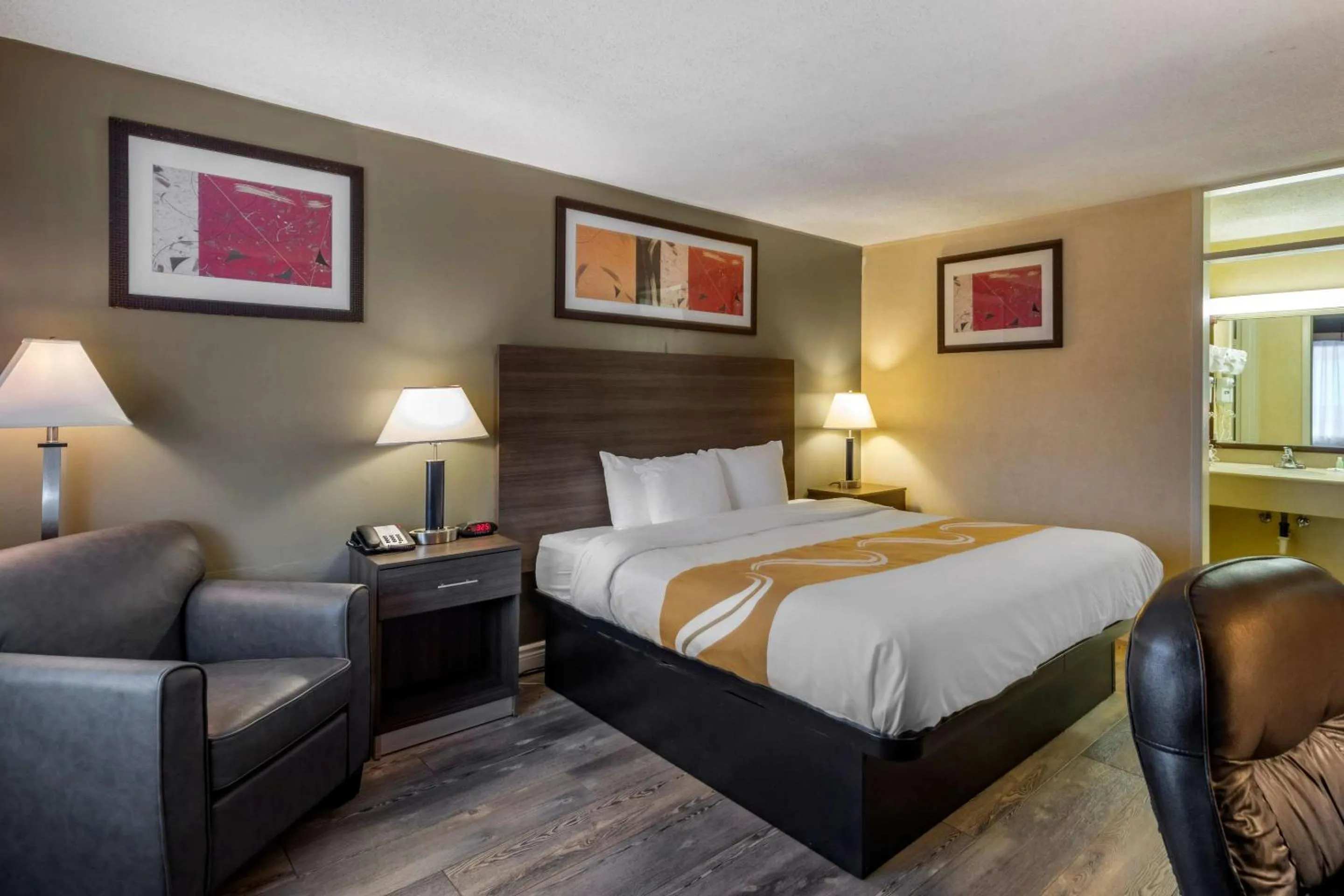 Bedroom, Bed in Quality Inn On Historic Route 66