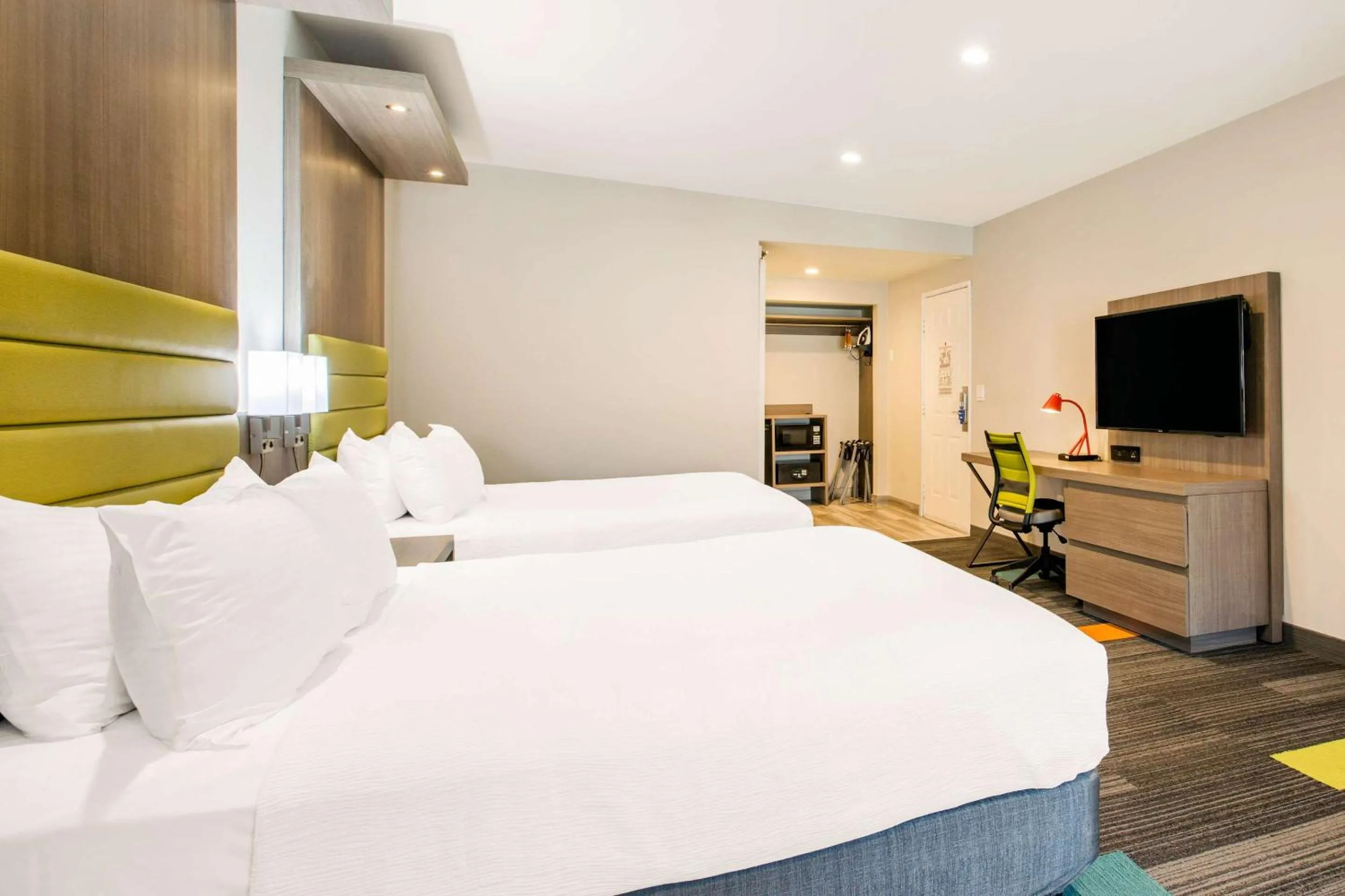 Bedroom, Bed in Rodeway Inn near Melrose Ave