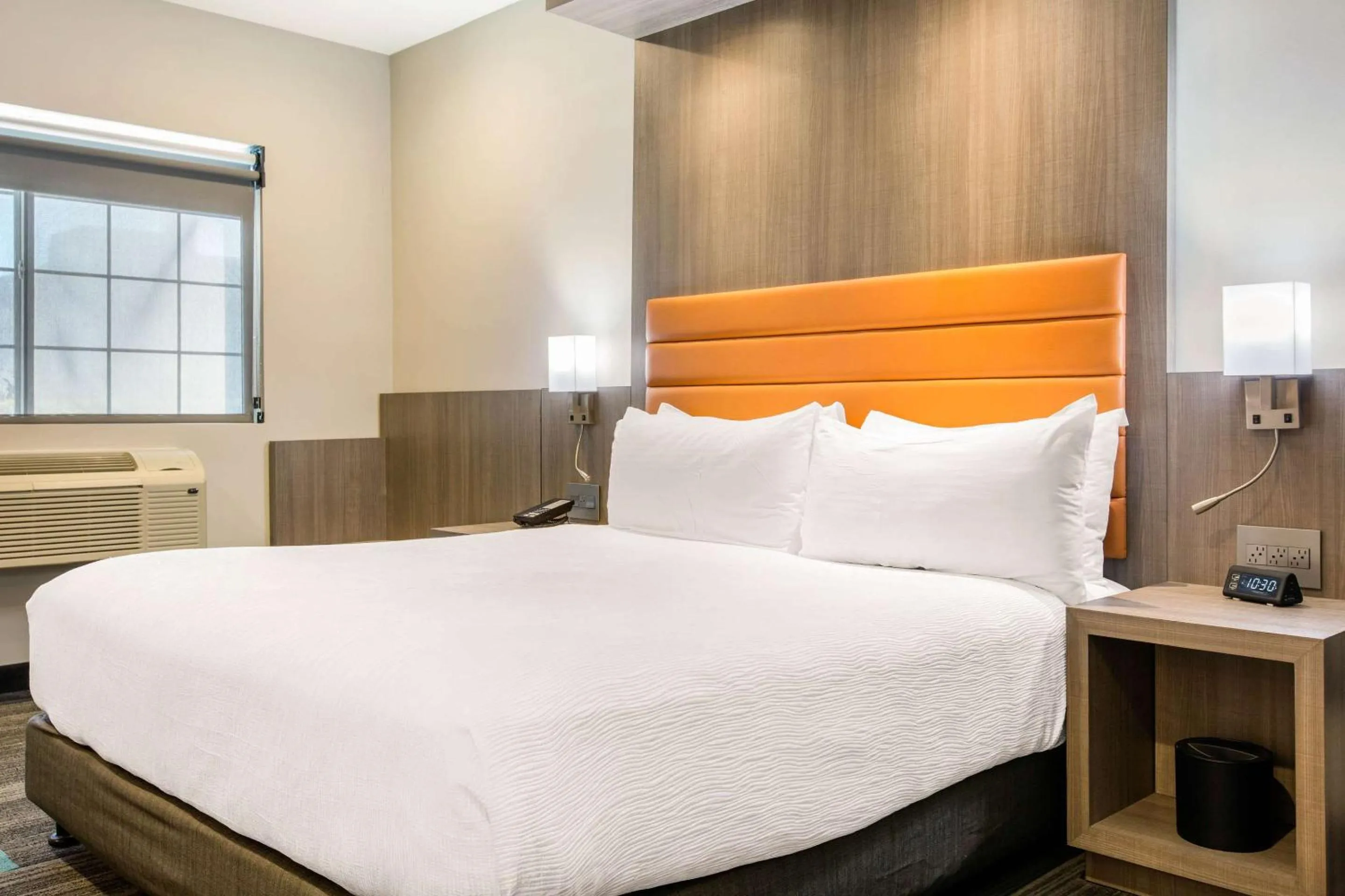 Bedroom, Bed in Rodeway Inn near Melrose Ave