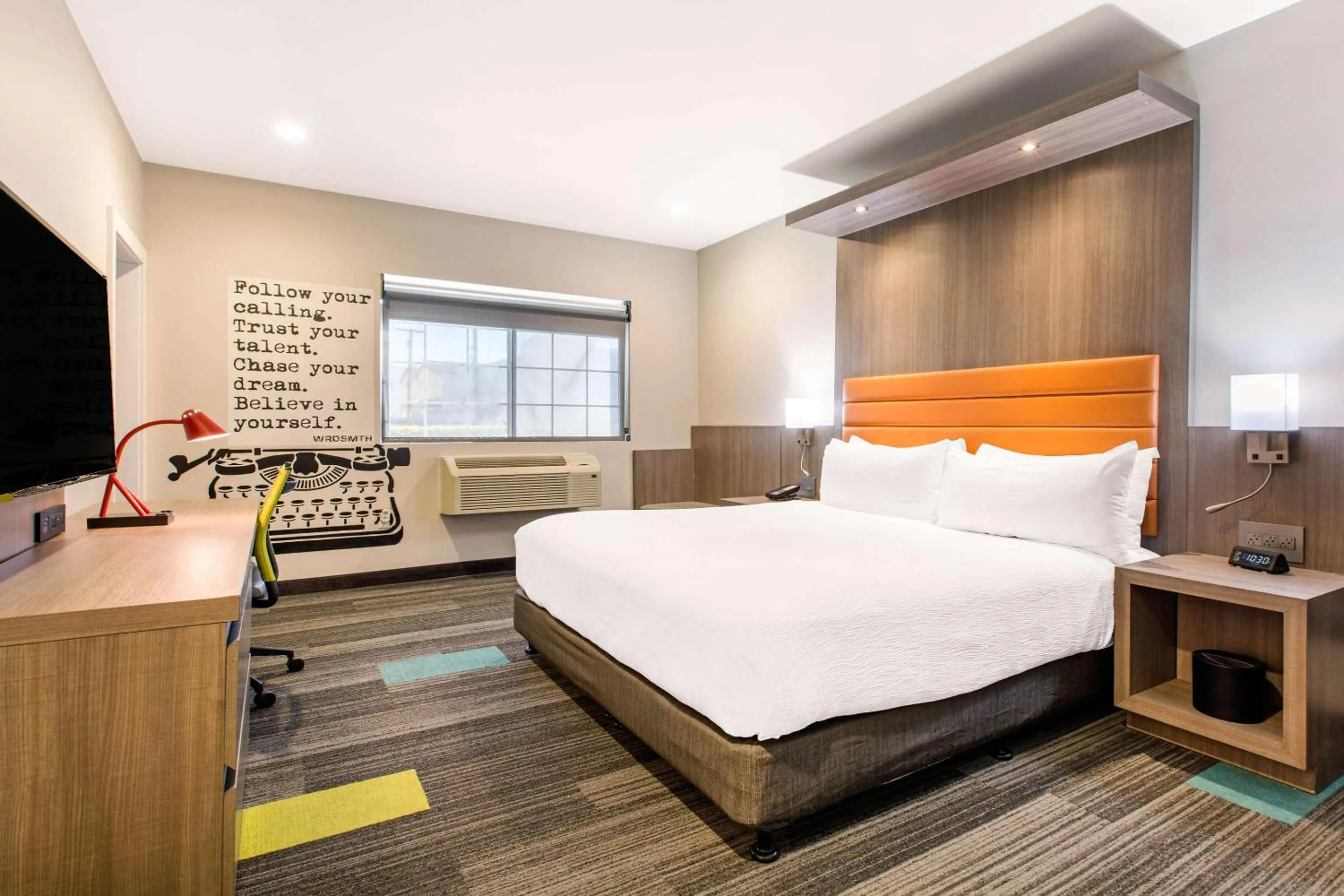 Bedroom, Bed in Rodeway Inn near Melrose Ave