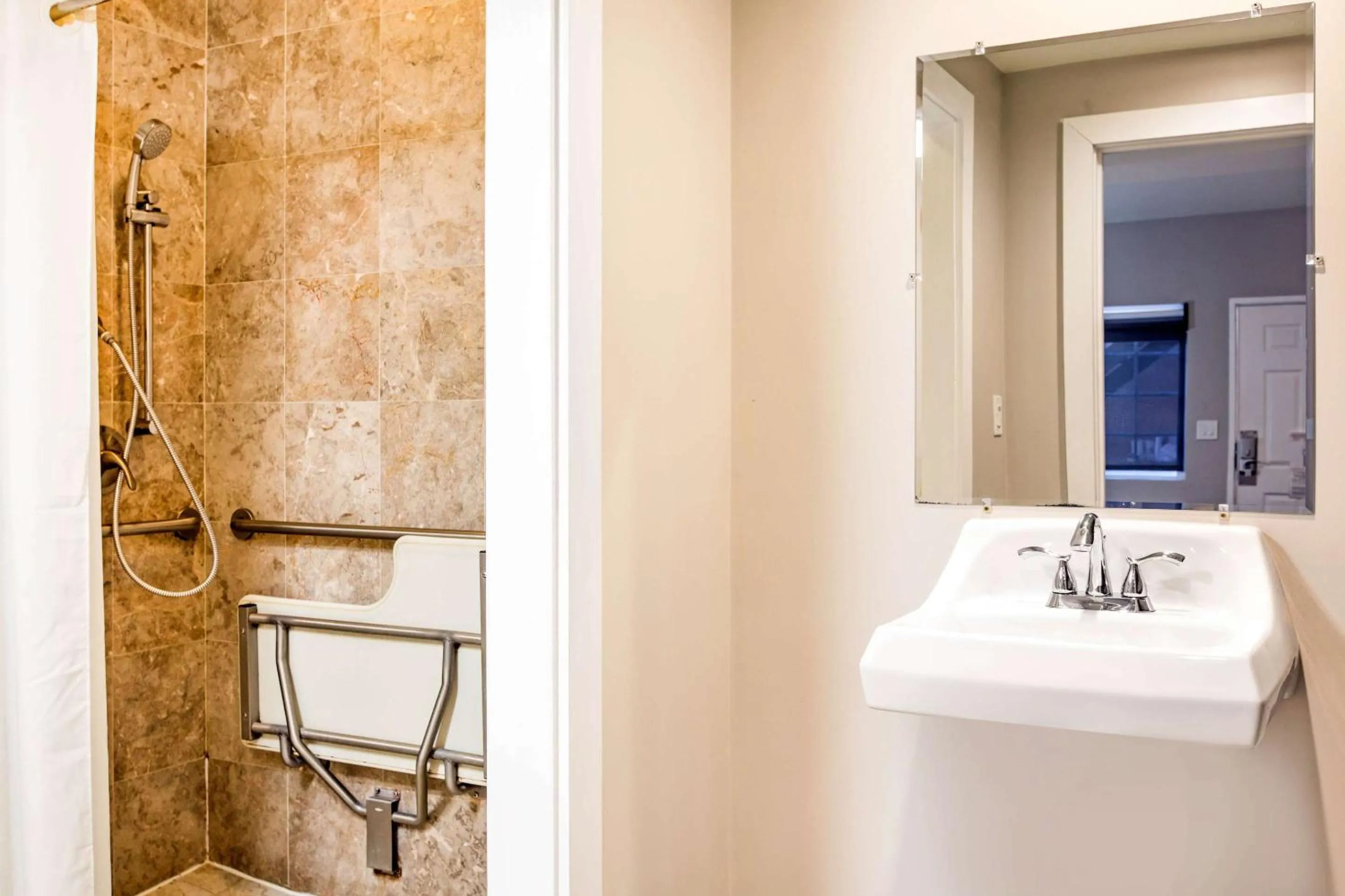 Bedroom in Rodeway Inn near Melrose Ave