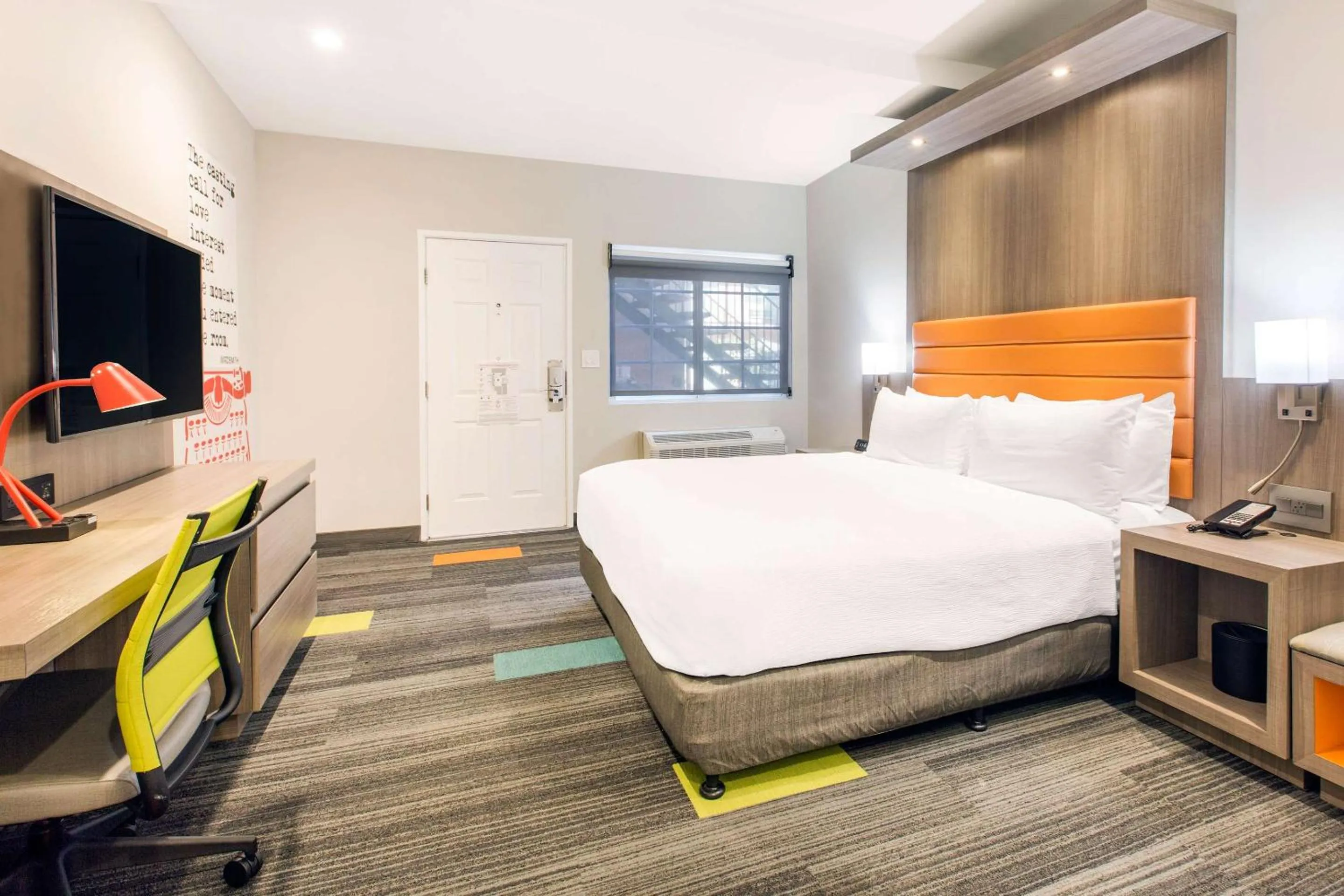 Bedroom, Bed in Rodeway Inn near Melrose Ave