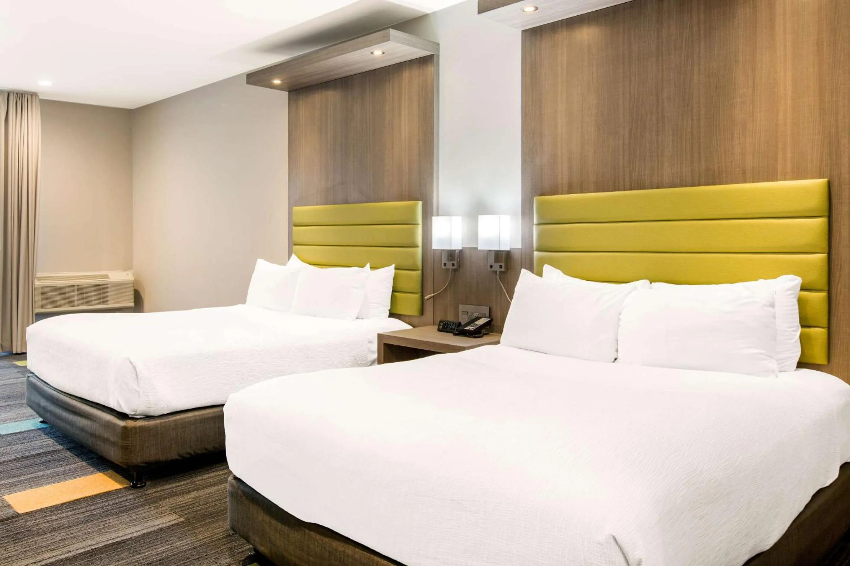 Bedroom, Bed in Rodeway Inn near Melrose Ave