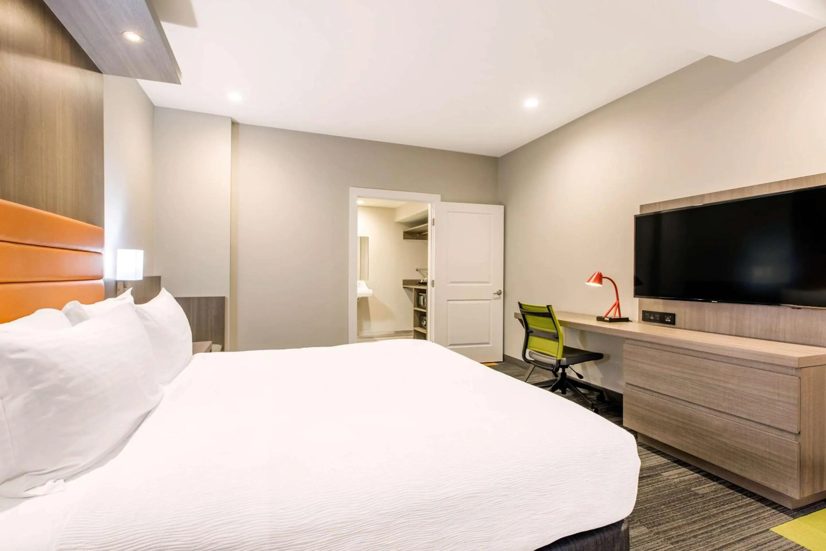 Bedroom, Bed in Rodeway Inn near Melrose Ave