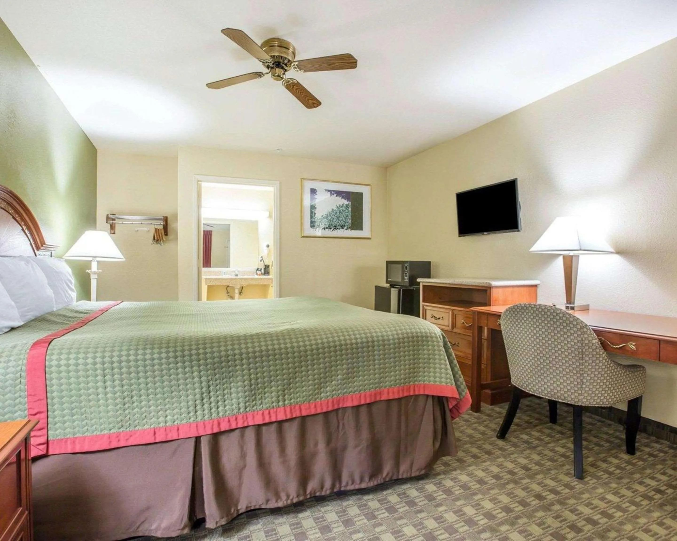 Photo of the whole room, Bed in Rodeway Inn Delano