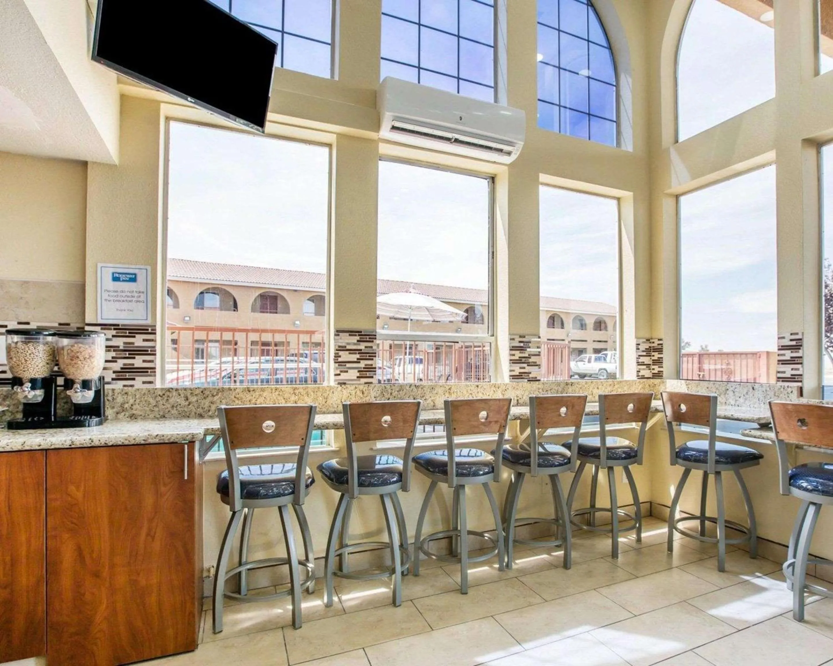 Restaurant/places to eat in Rodeway Inn Delano