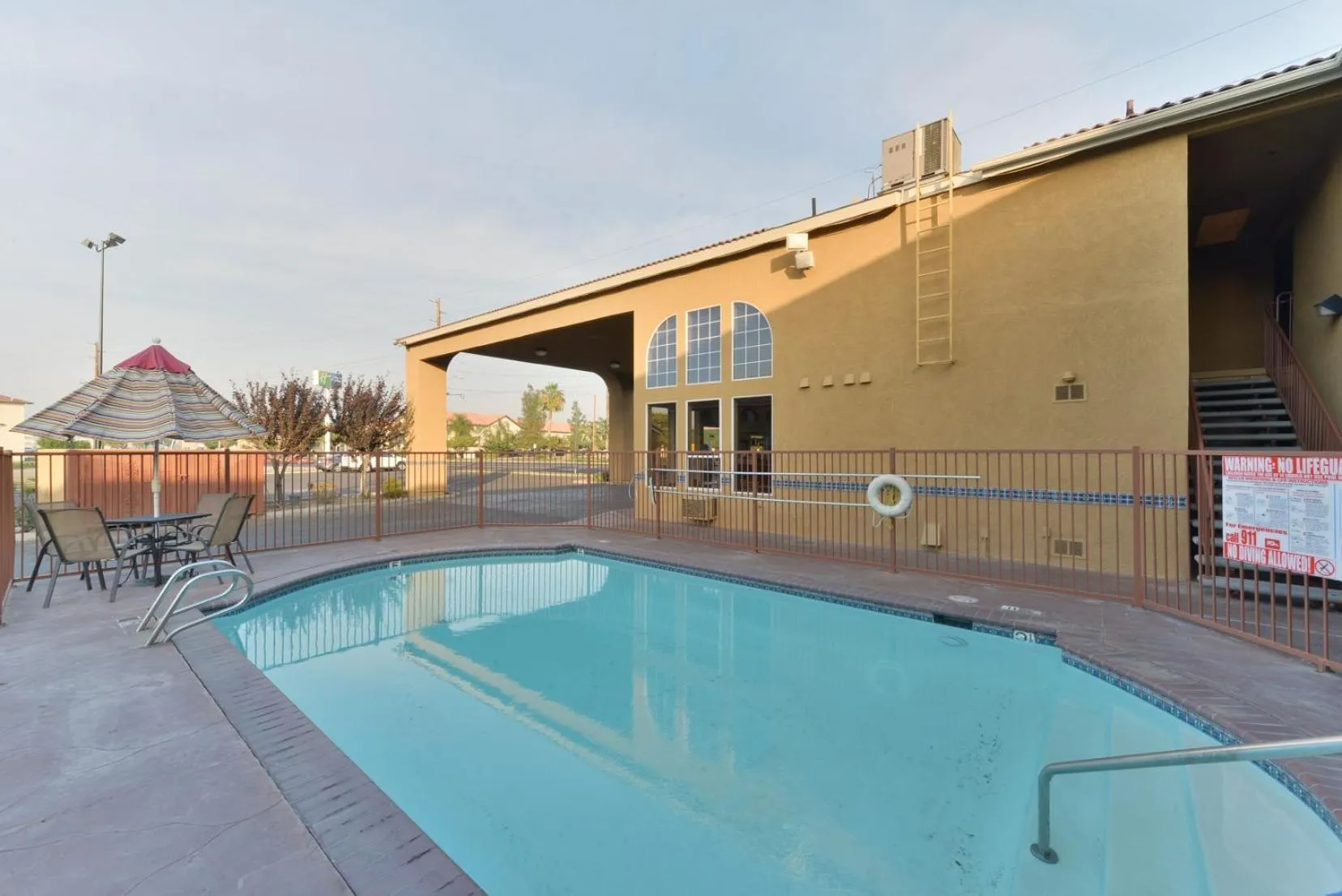 Swimming pool in Rodeway Inn Delano