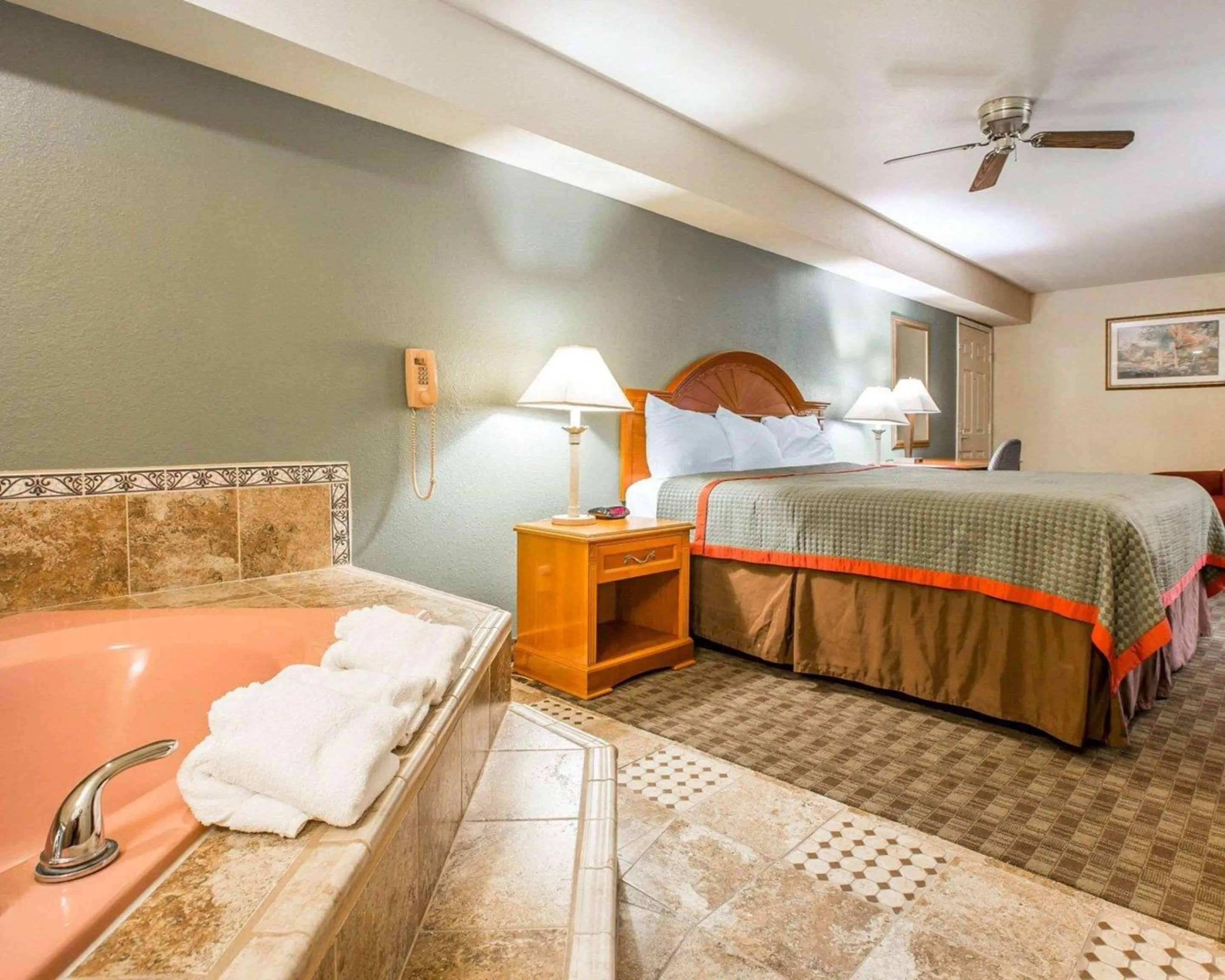 Photo of the whole room, Bed in Rodeway Inn Delano