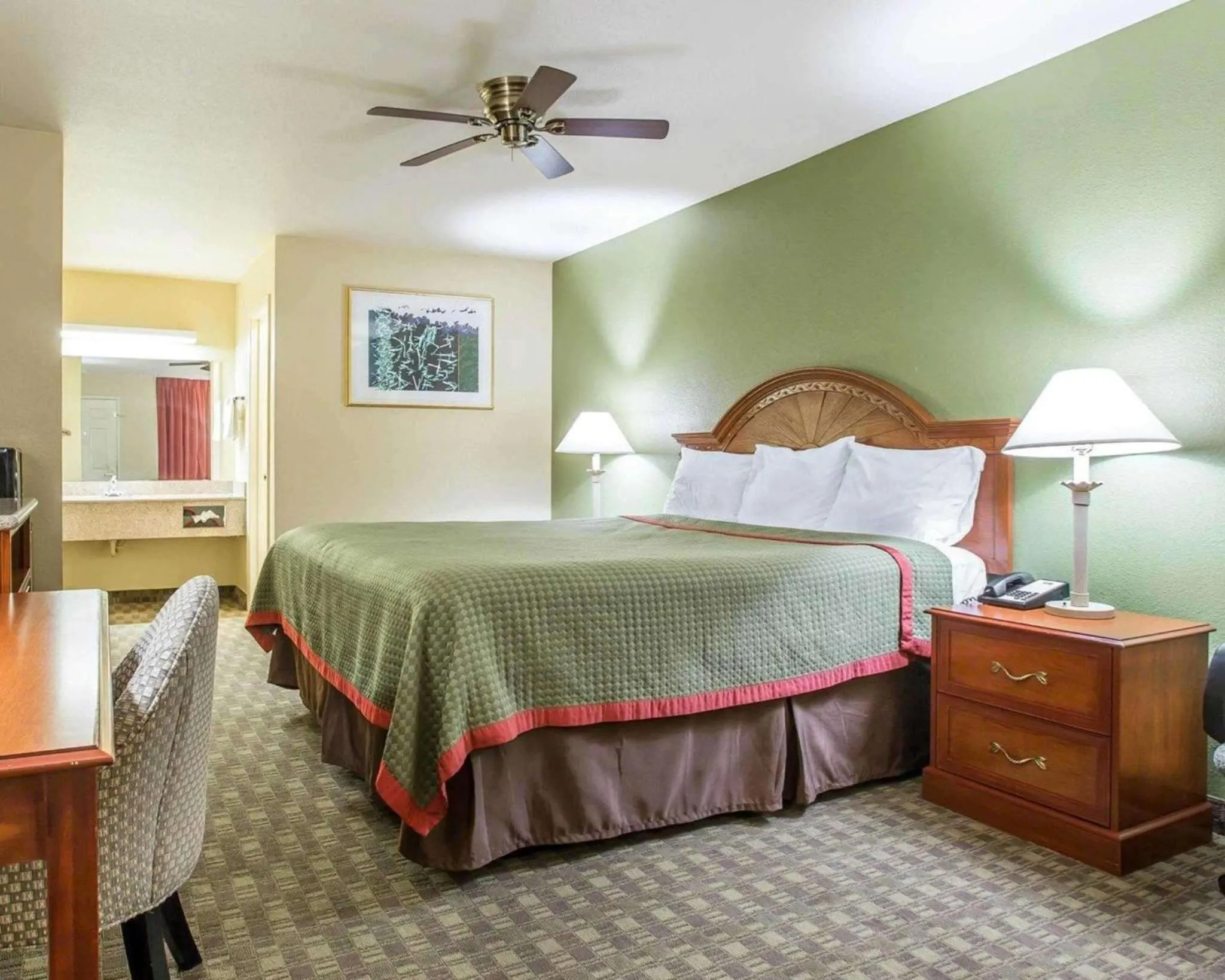 Photo of the whole room, Bed in Rodeway Inn Delano