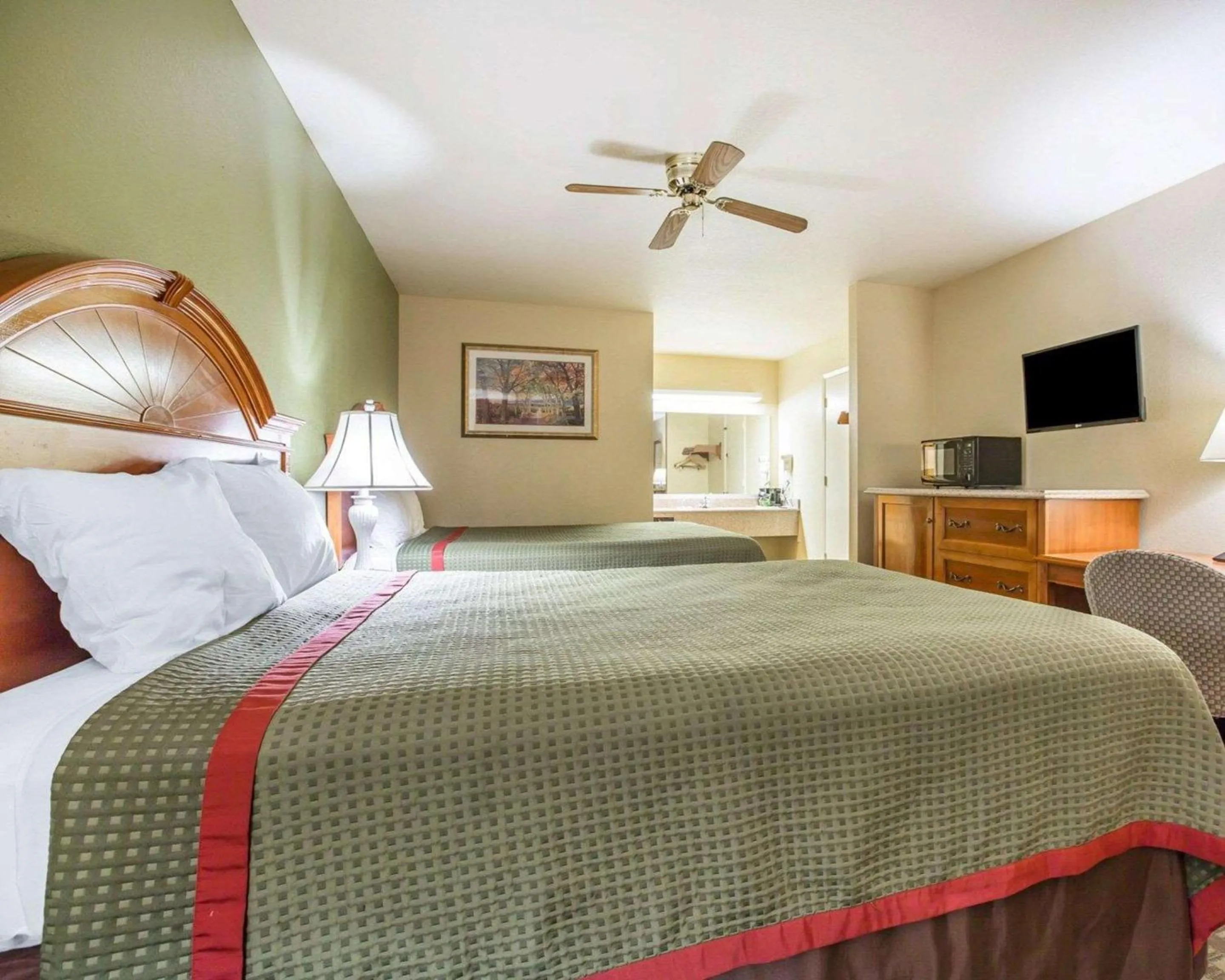 Photo of the whole room, Bed in Rodeway Inn Delano