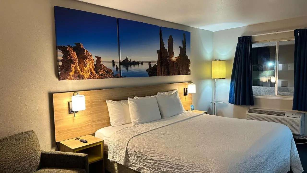 Bed in Econo Lodge Inn & Suites near China Lake Naval Station