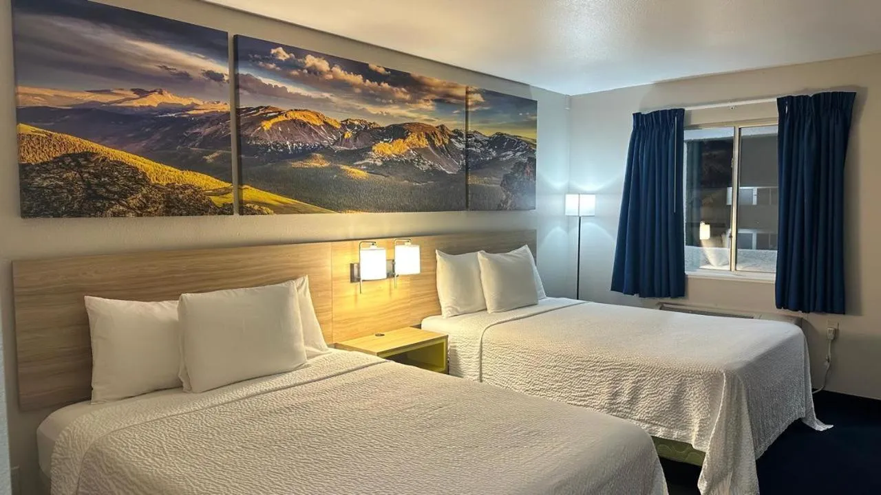 Bed in Econo Lodge Inn & Suites near China Lake Naval Station