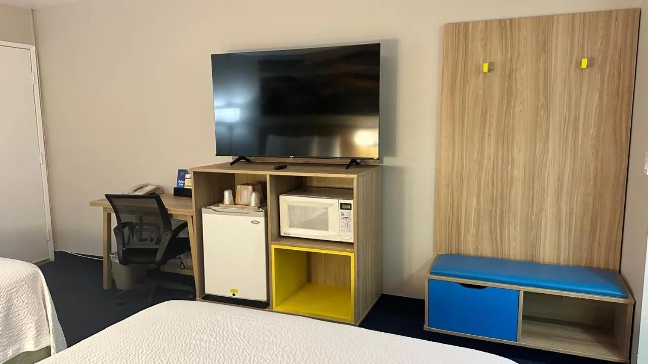 Bed in Econo Lodge Inn & Suites near China Lake Naval Station