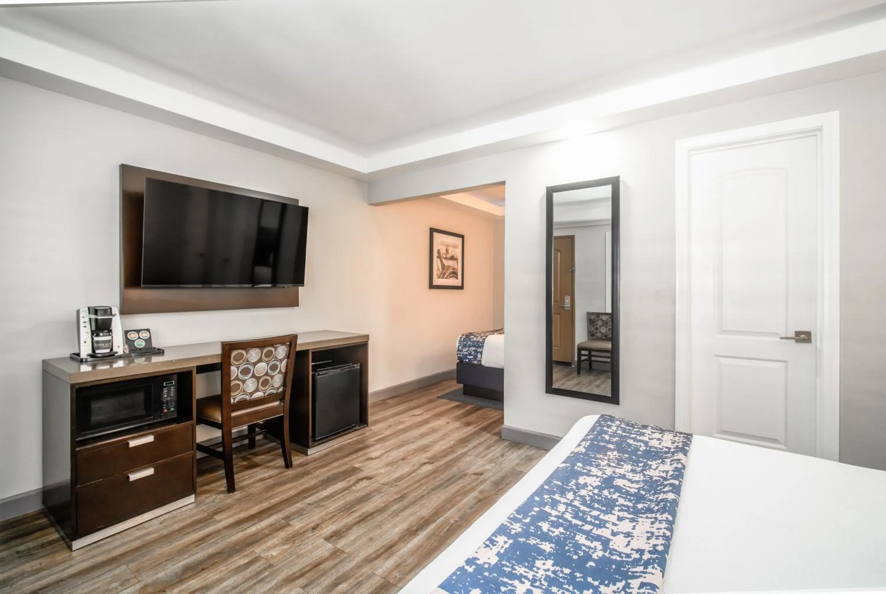 Bed in Inn at 50 Long Beach Convention Center