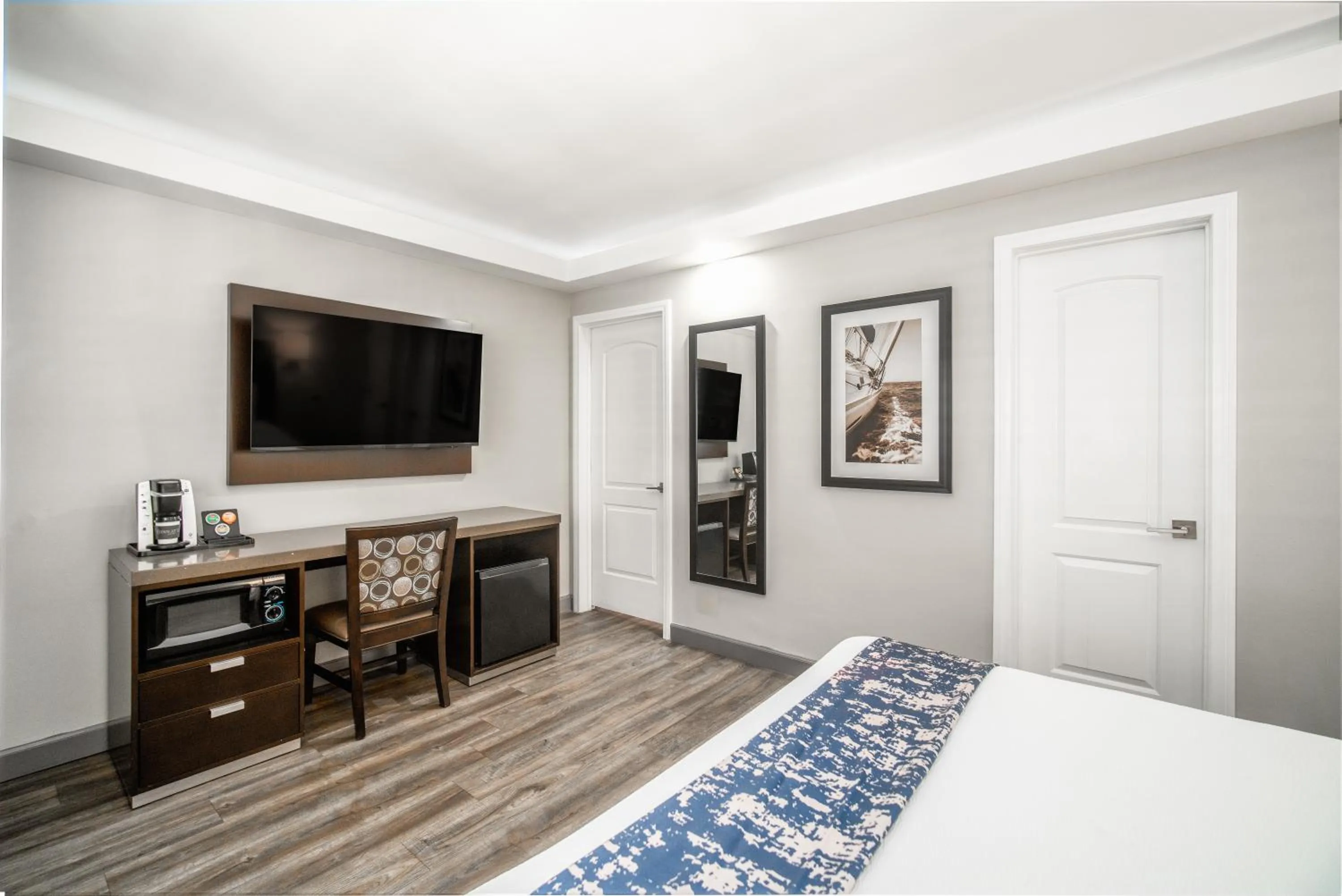 Bed in Inn at 50 Long Beach Convention Center