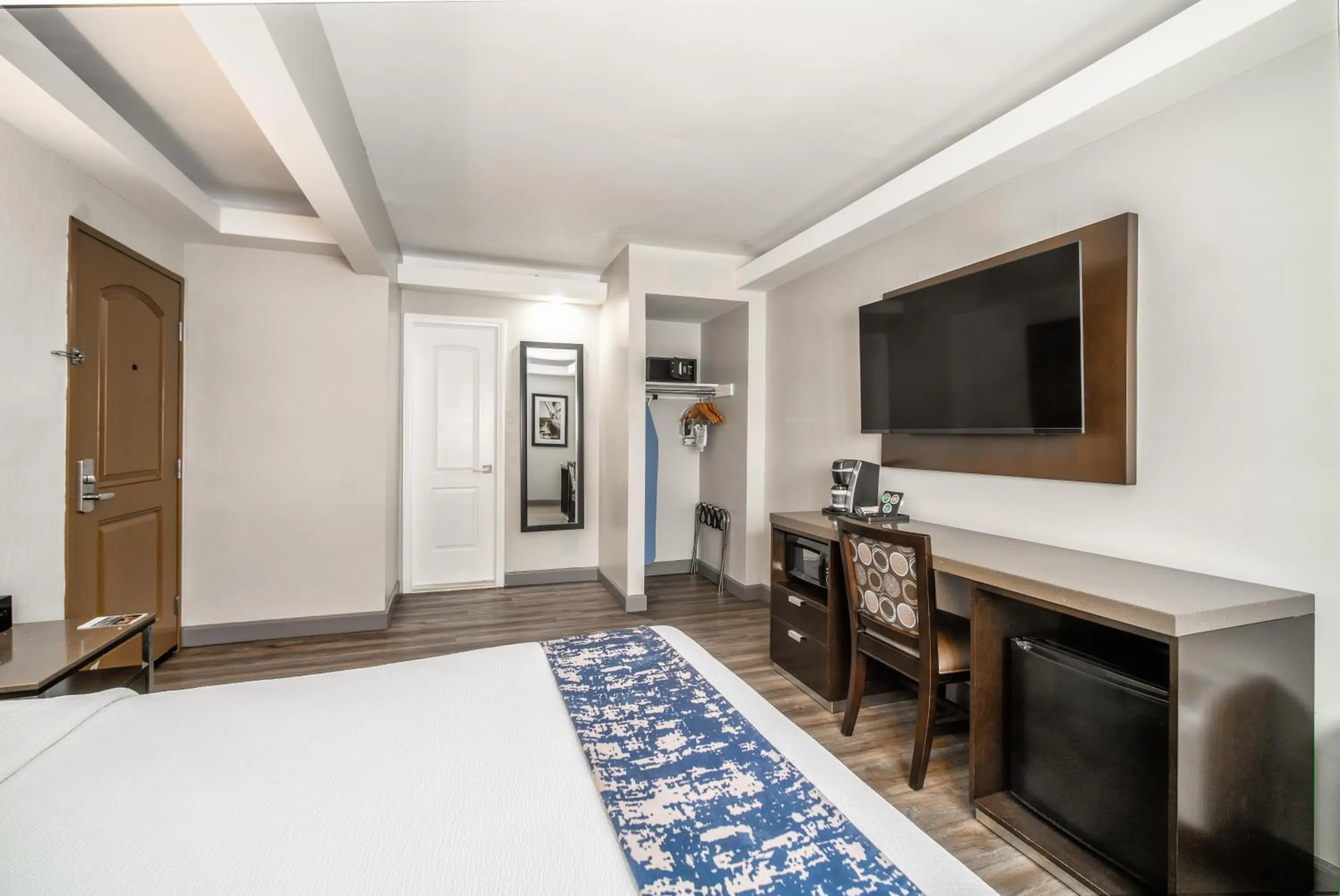 Bed in Inn at 50 Long Beach Convention Center