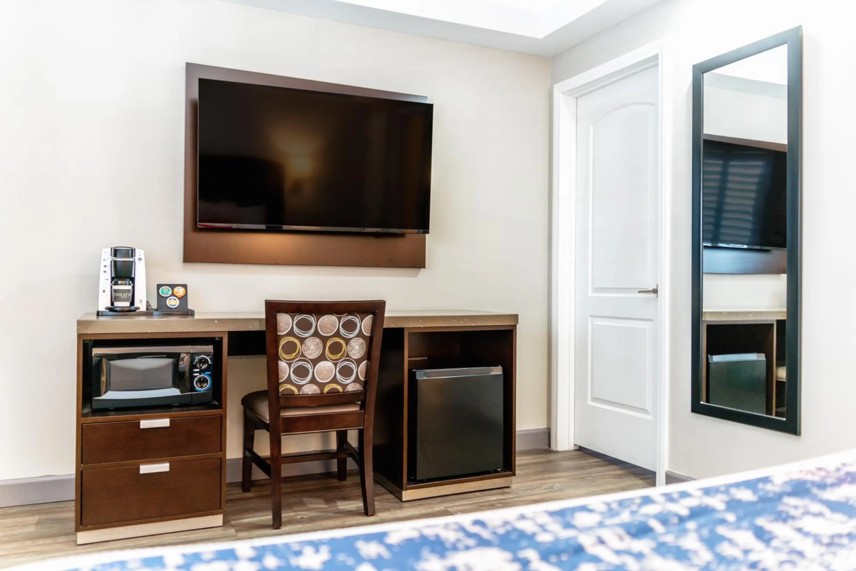 Bed in Inn at 50 Long Beach Convention Center