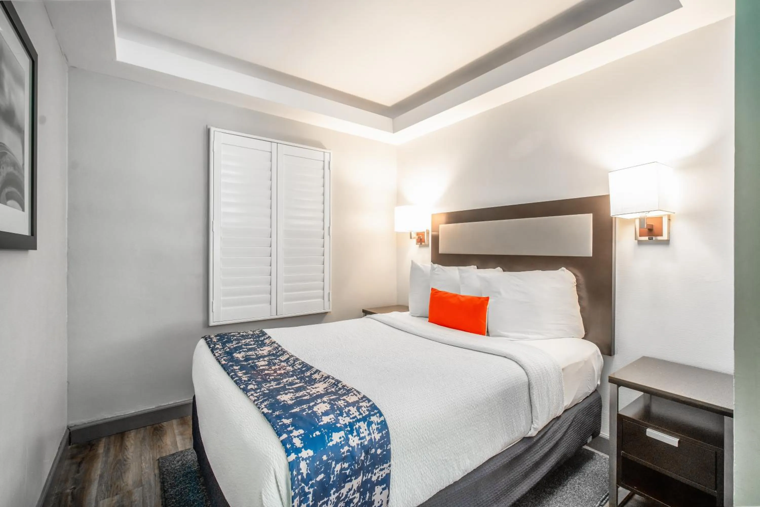 Bed in Inn at 50 Long Beach Convention Center