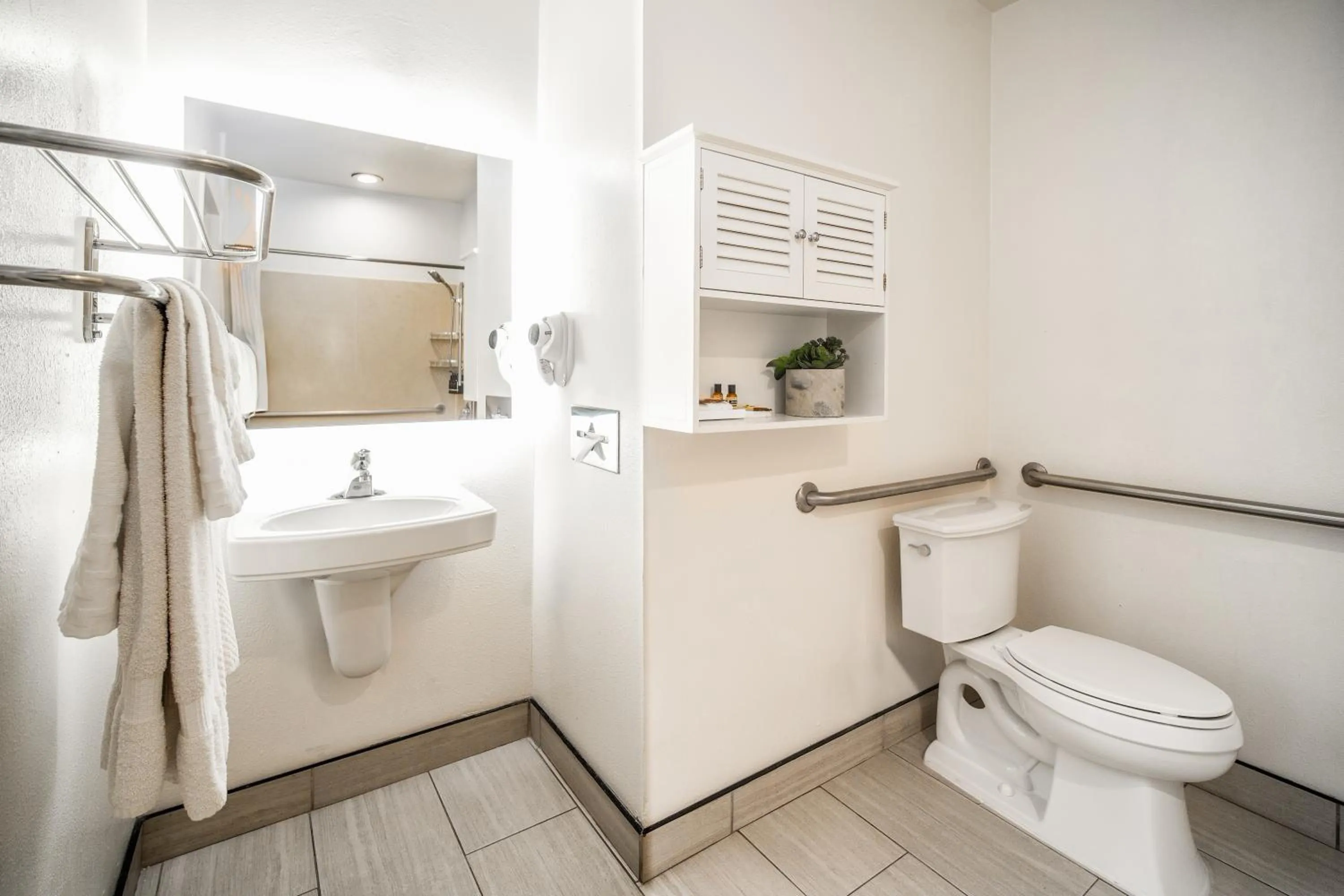 Toilet in Inn at 50 Long Beach Convention Center