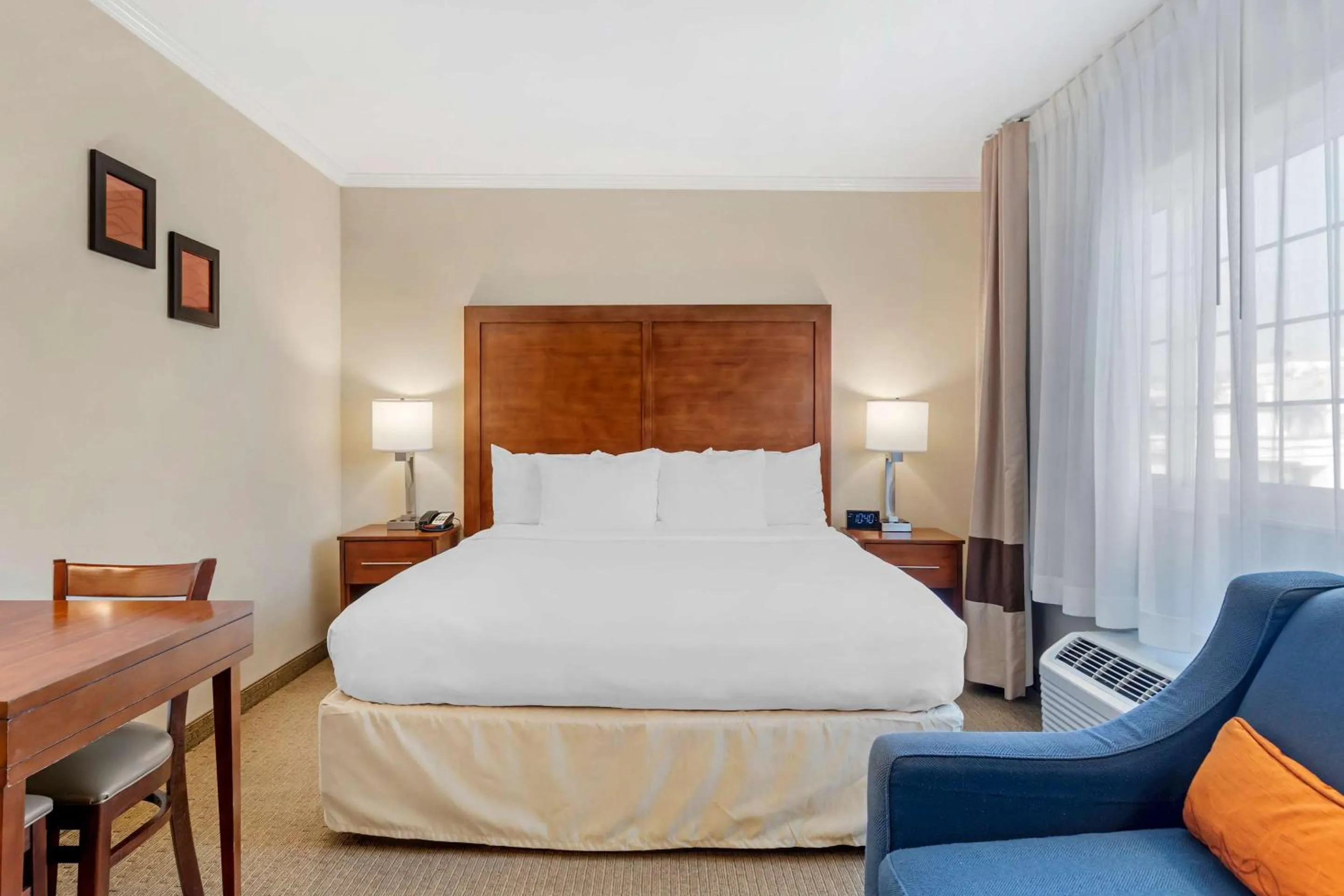 Bedroom, Bed in Comfort Inn Santa Monica - West Los Angeles