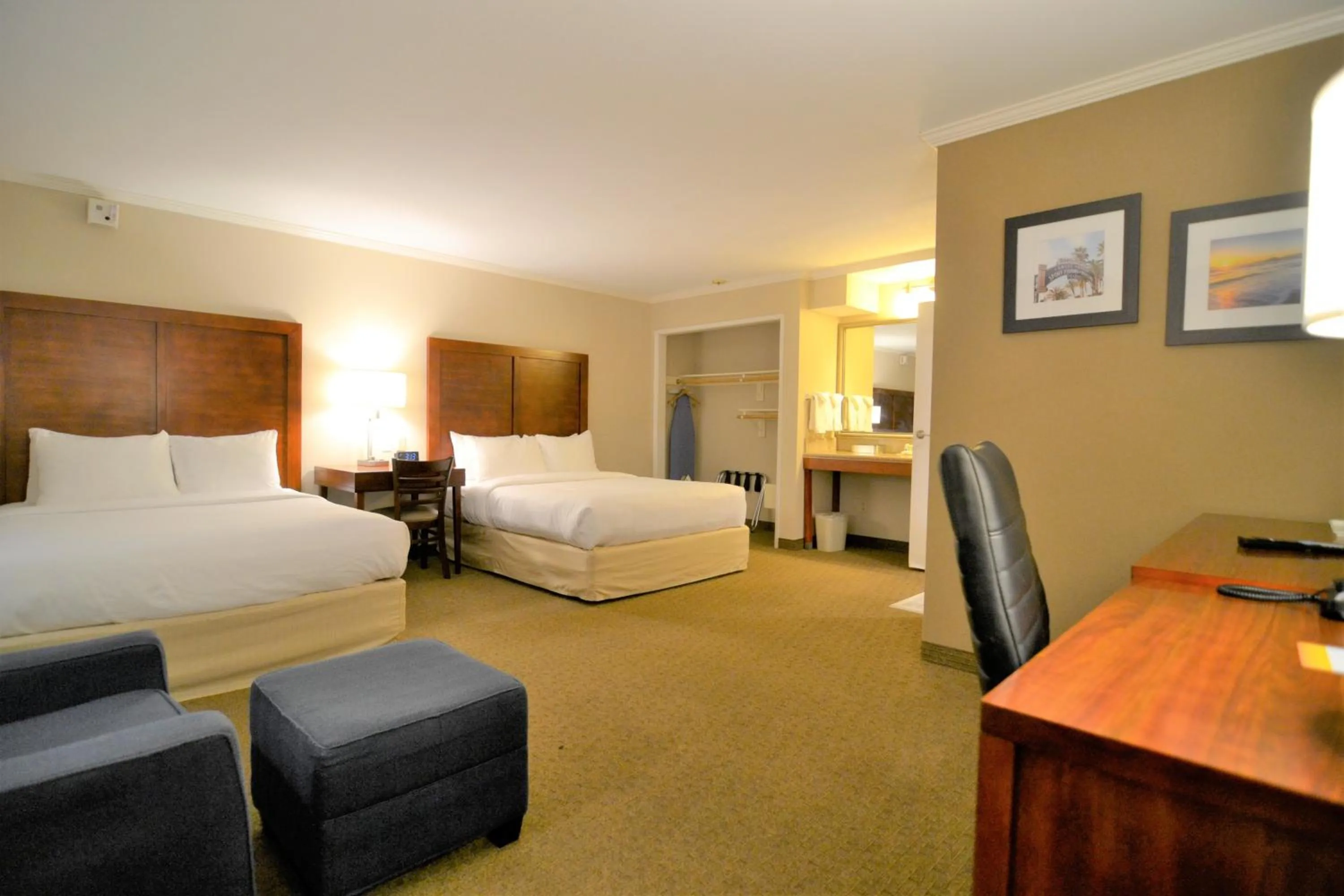 Property building, Bed in Comfort Inn Santa Monica - West Los Angeles