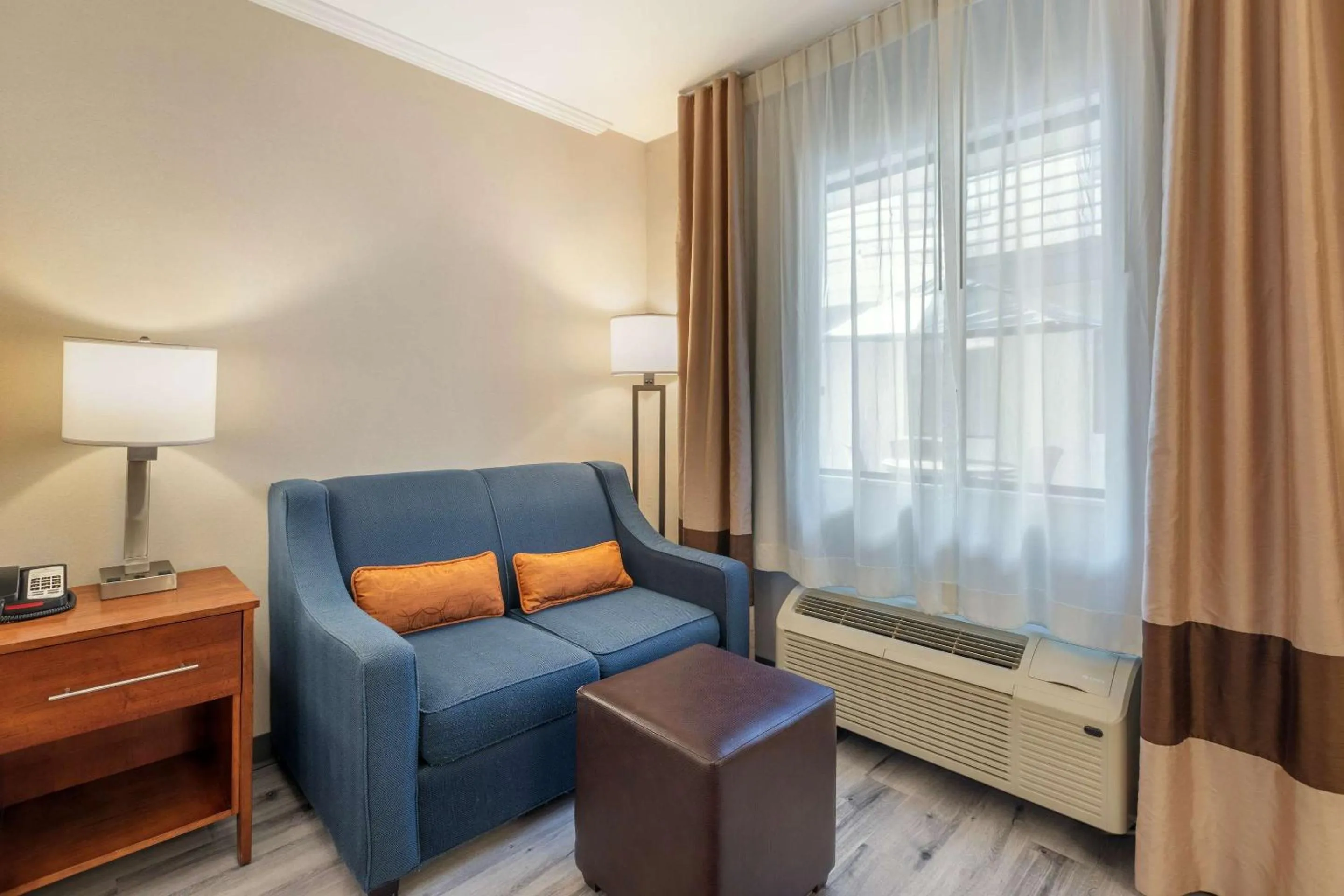 Bedroom in Comfort Inn Santa Monica - West Los Angeles