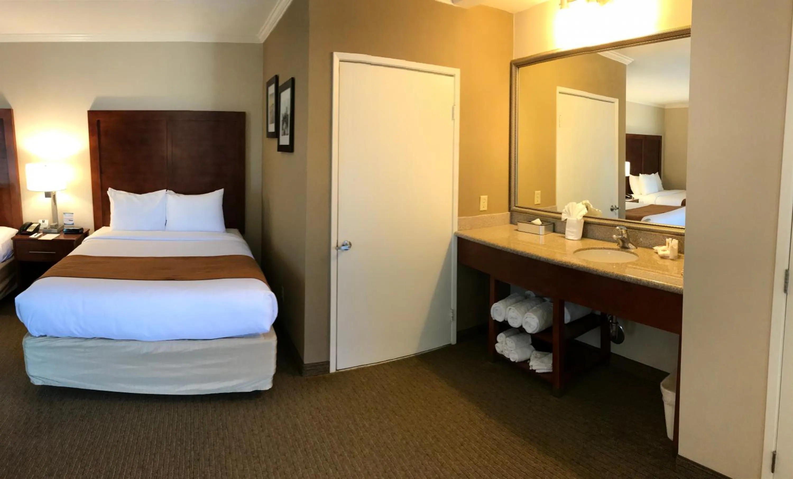 Swimming pool, Bed in Comfort Inn Santa Monica - West Los Angeles