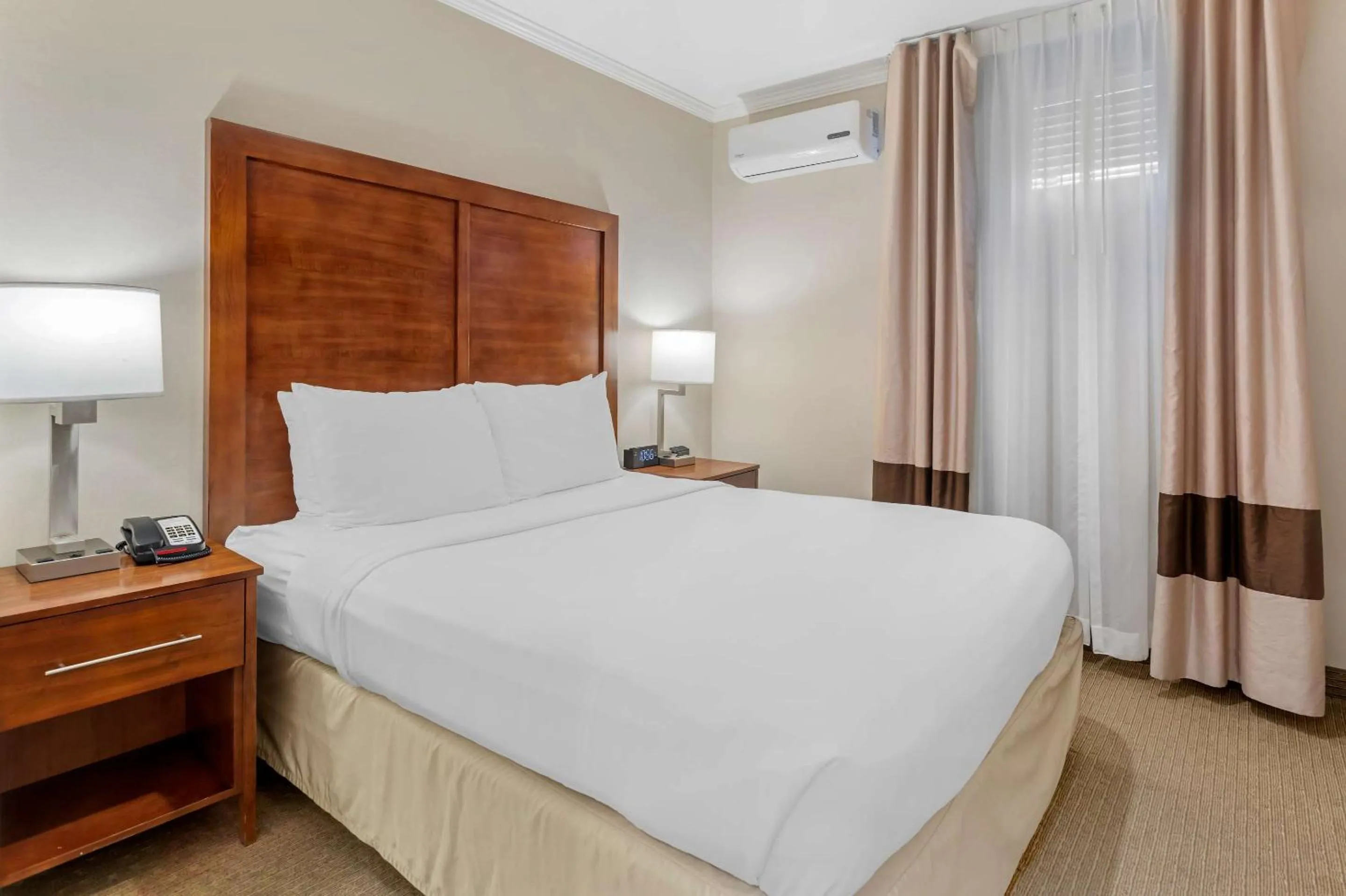 Bedroom, Bed in Comfort Inn Santa Monica - West Los Angeles