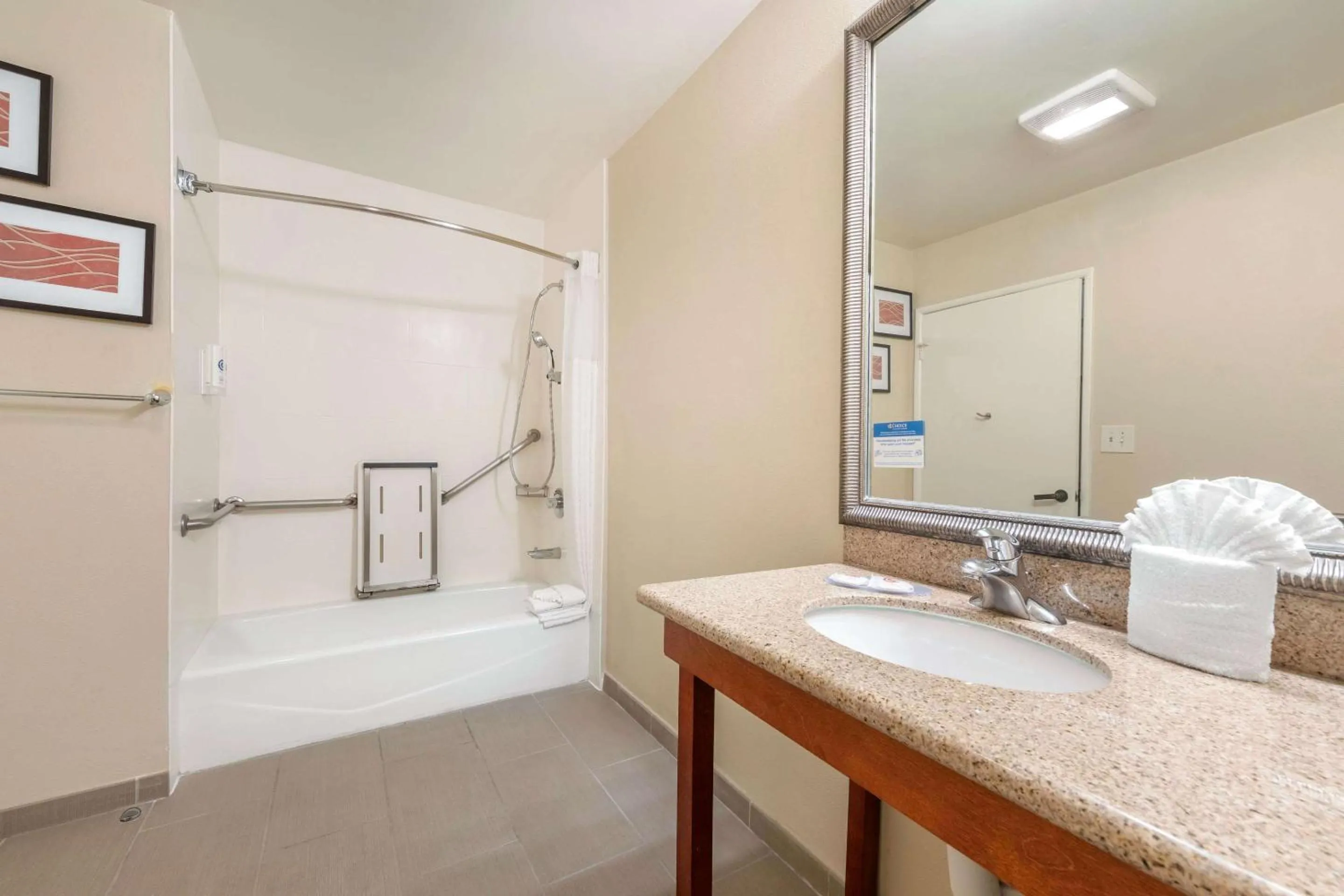 Bedroom in Comfort Inn Santa Monica - West Los Angeles