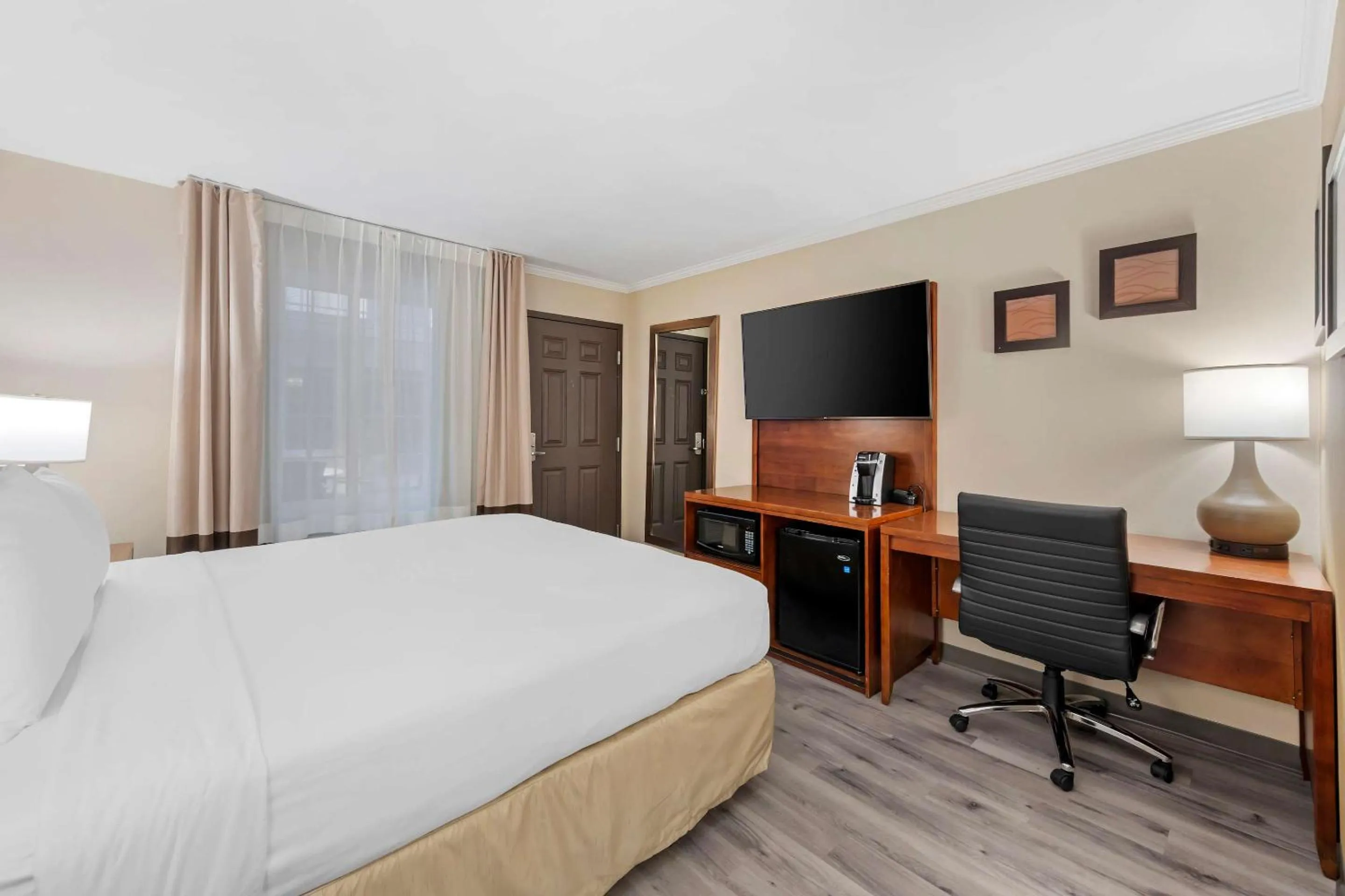 Bedroom, Bed in Comfort Inn Santa Monica - West Los Angeles